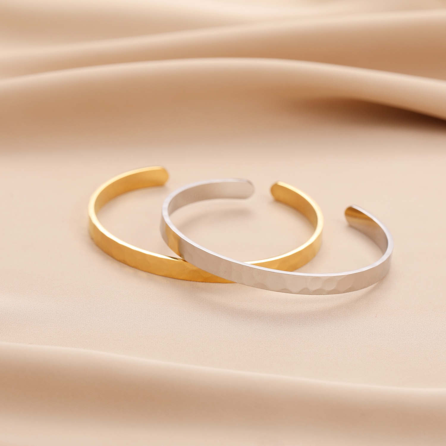 手镯/不锈钢手镯/沙金/叮当手镯/银手镯白底实物图