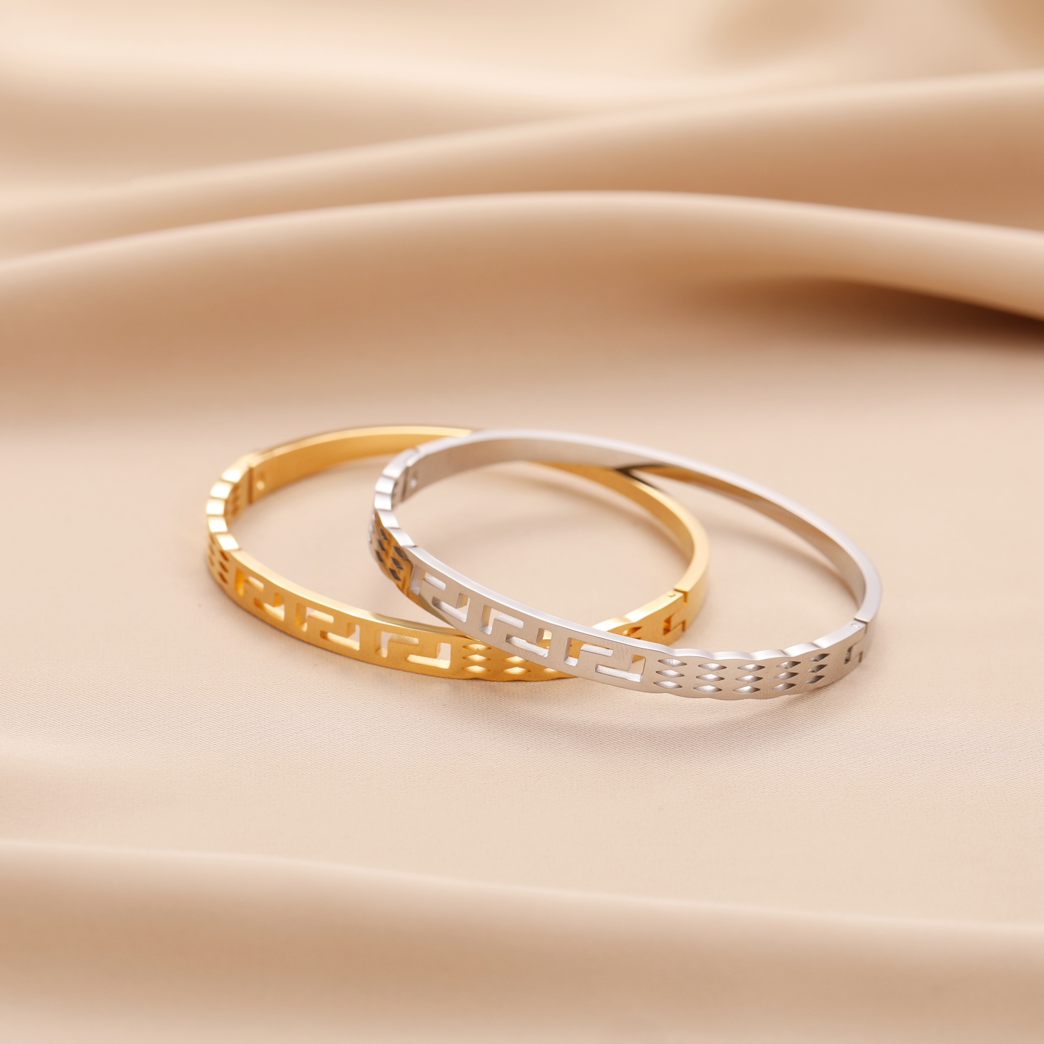 手镯/不锈钢手镯/沙金/叮当手镯/银手镯白底实物图