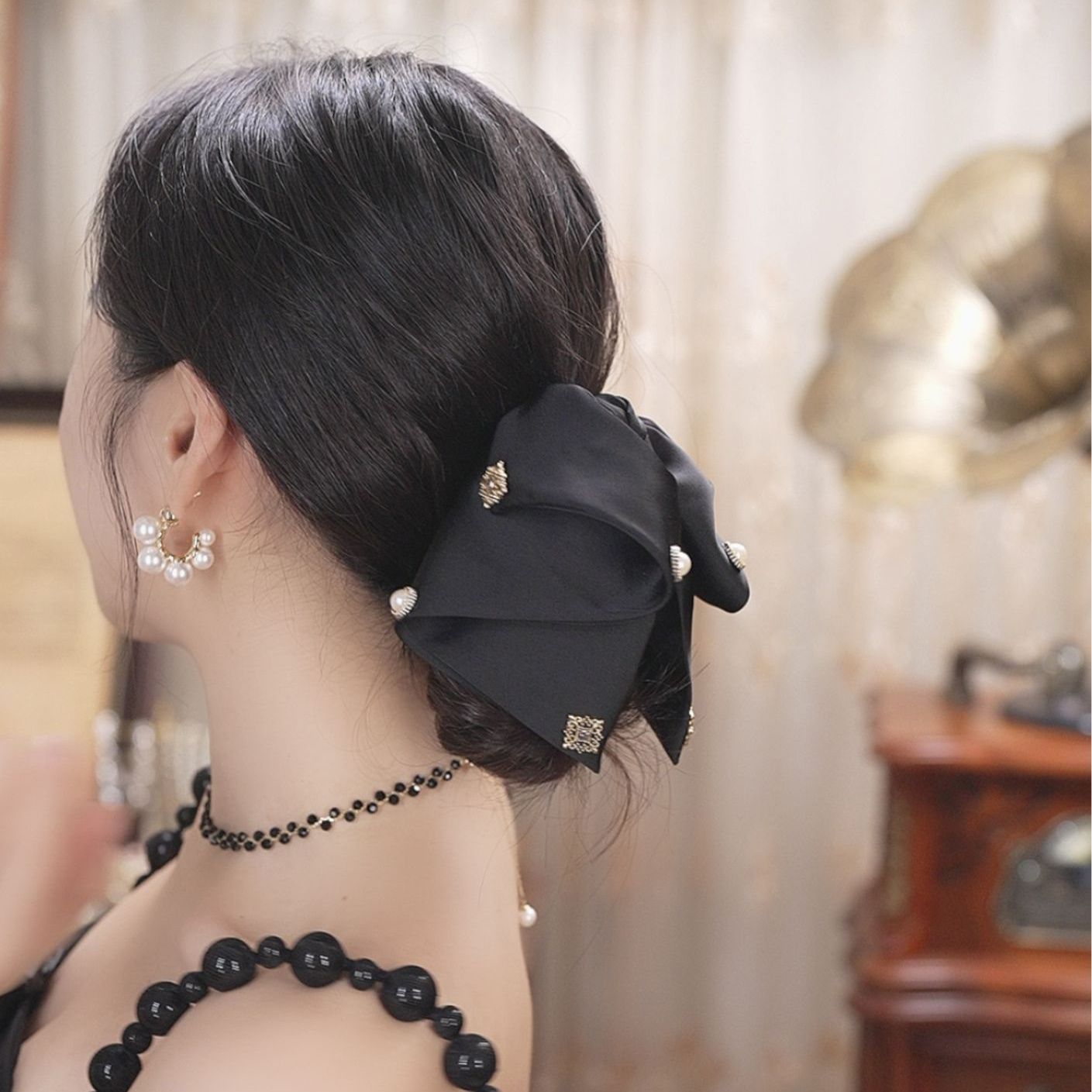Stylish bestseller satin bow clip for women, shark clip for the back of the head, elegant and versatile low ponytail clip, half-tied hair clip Item Picture