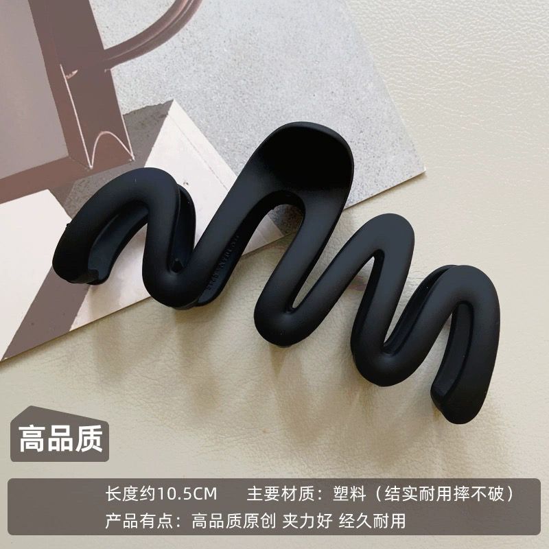 A minimalist Korean Instagram shark clip at the back of a woman's head, a high-end hairpin and headwear clip Specification image