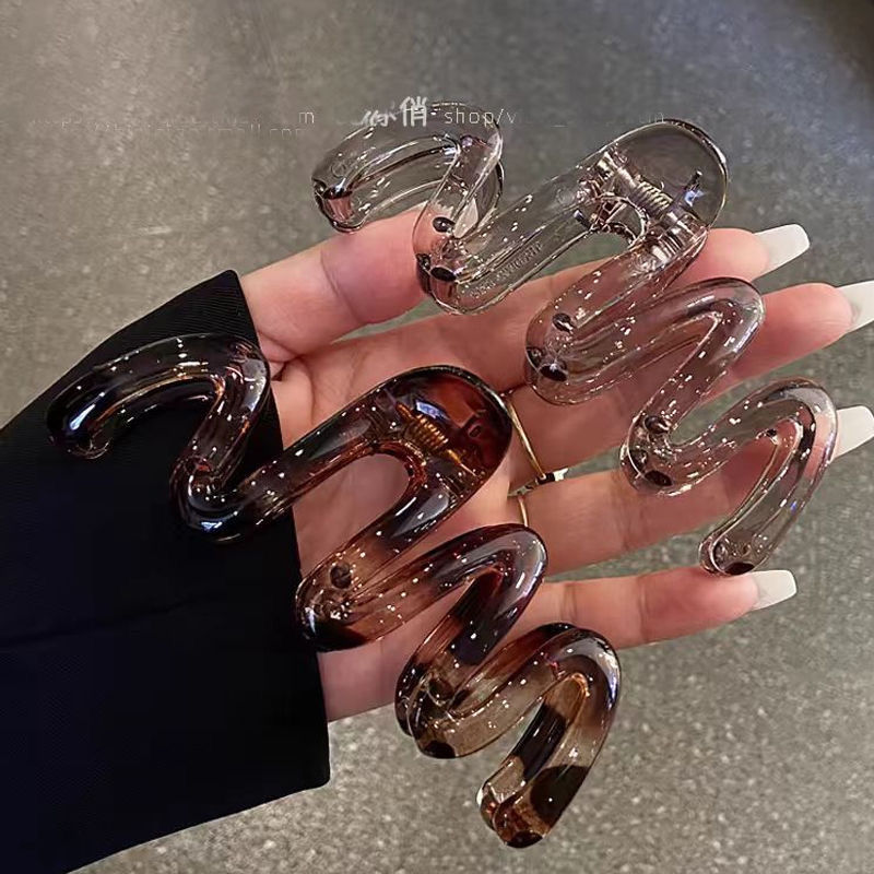 A minimalist Korean Instagram shark clip at the back of a woman's head, a high-end hairpin and headwear clip detail image 11