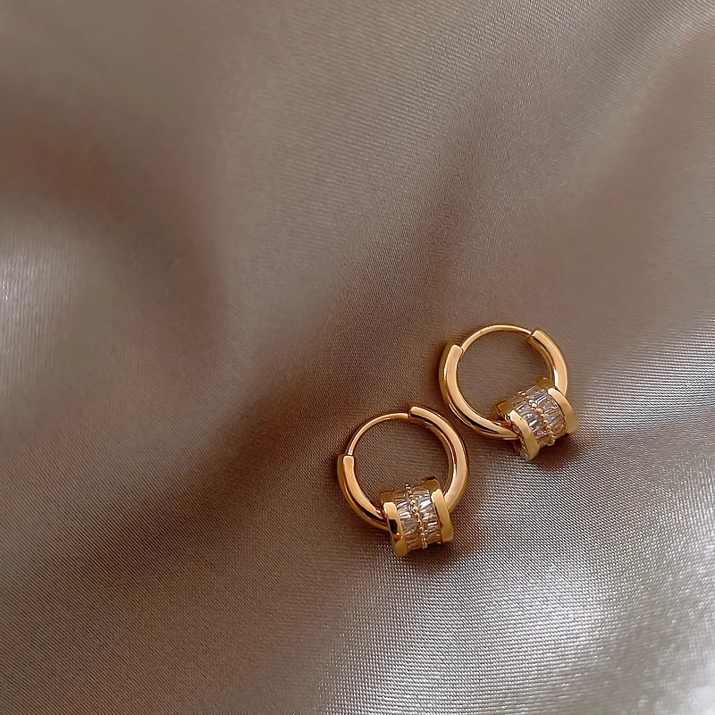 Eros Stars Explosive Zircon Small Earrings Light Luxury High-Grade Retro Hong Kong Style 2024 New Trend Application Scenario