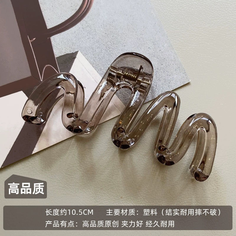 A minimalist Korean Instagram shark clip at the back of a woman's head, a high-end hairpin and headwear clip