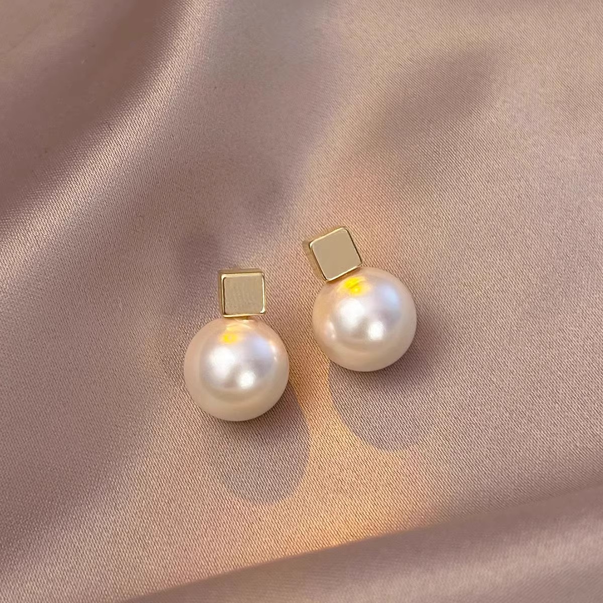 French Light Luxury Pearl Earrings Female Sterling Silver High-Grade Small Temperament Earrings 2024 New Explosive Ear Clip Earrings details Picture