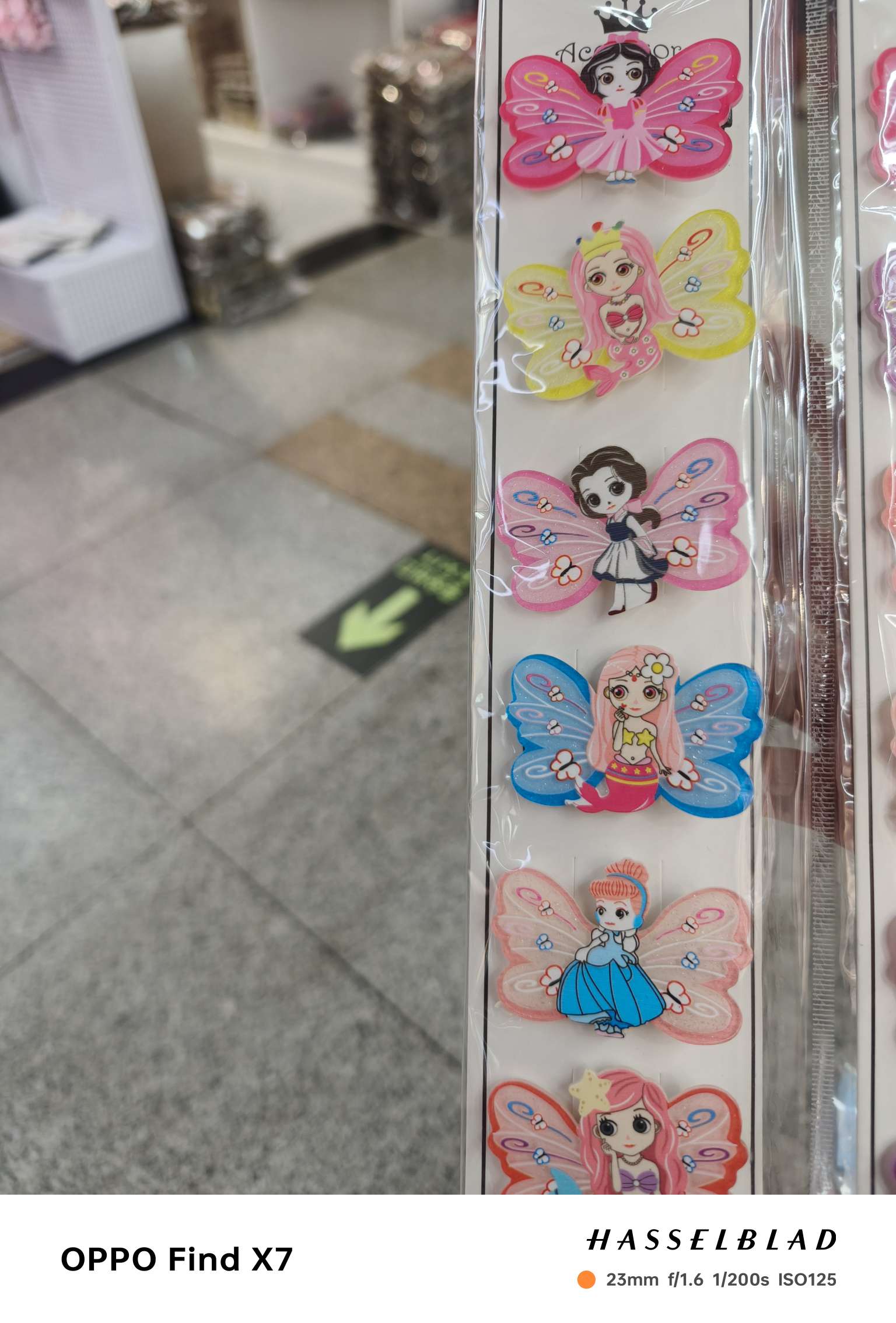 儿童流行发夹压夹颜色有红色黄色紫色玫红色雪牙色兰色大红色绿色白色米白色浅咖色中浅色深咖色黑色卡其色各种各样的颜色都有儿童
