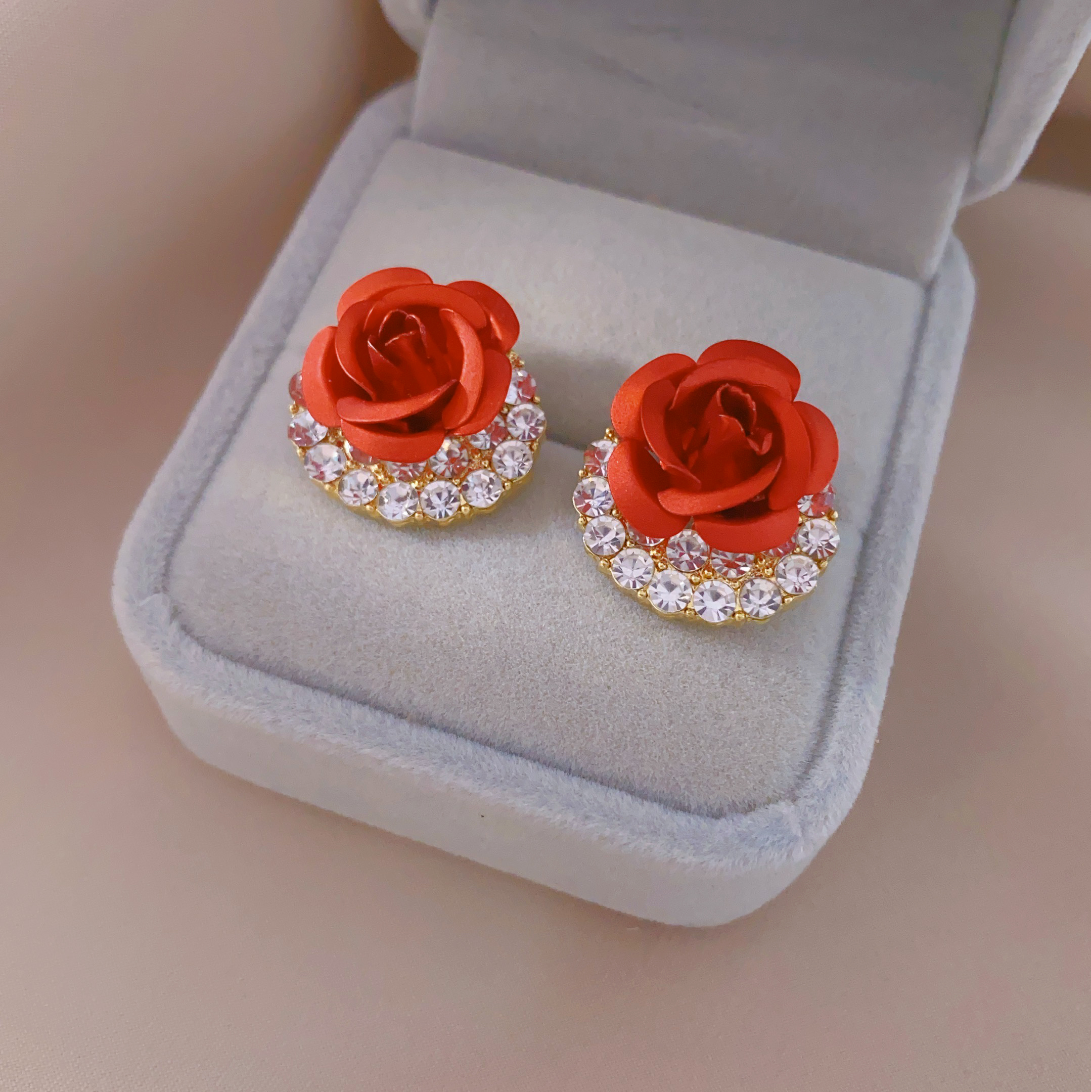 New fashionable red rose stud earrings, elegant and stylish, handcrafted earrings in red, simple and elegant details Picture