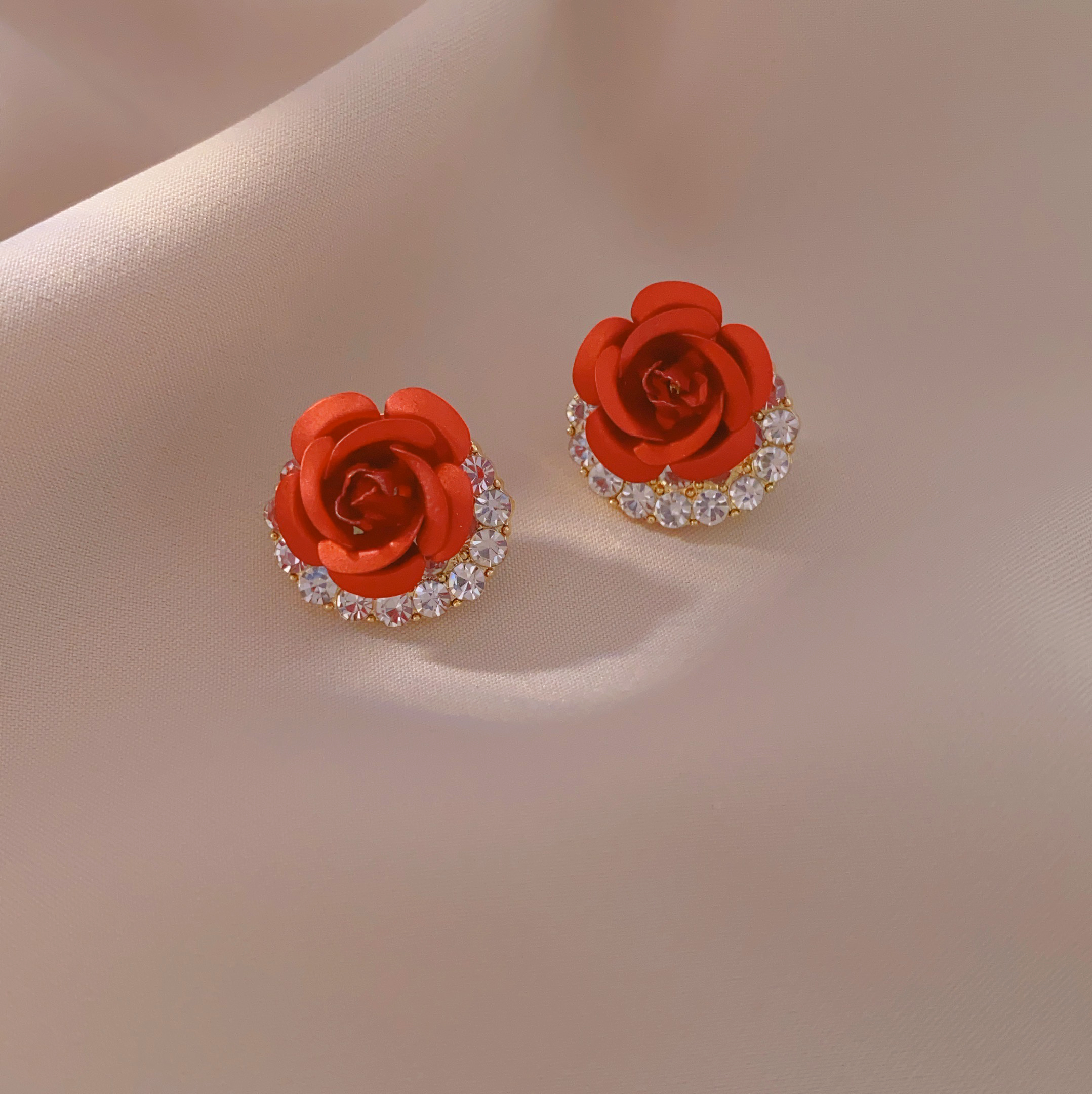 New fashionable red rose stud earrings, elegant and stylish, handcrafted earrings in red, simple and elegant Specification image