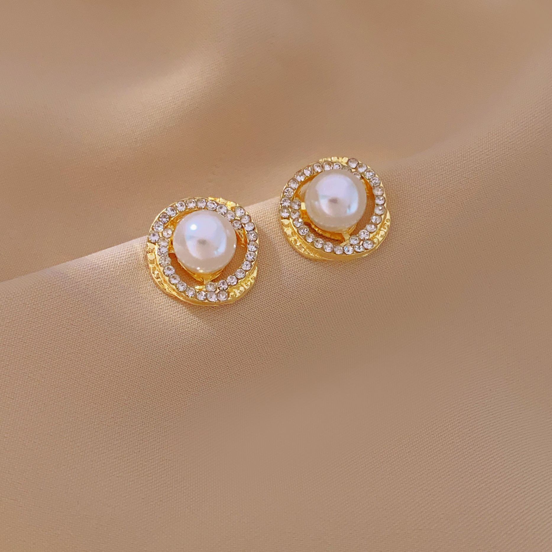 New fashionable and elegant, light luxury, versatile French niche, simple and exquisite stud earrings and earrings
