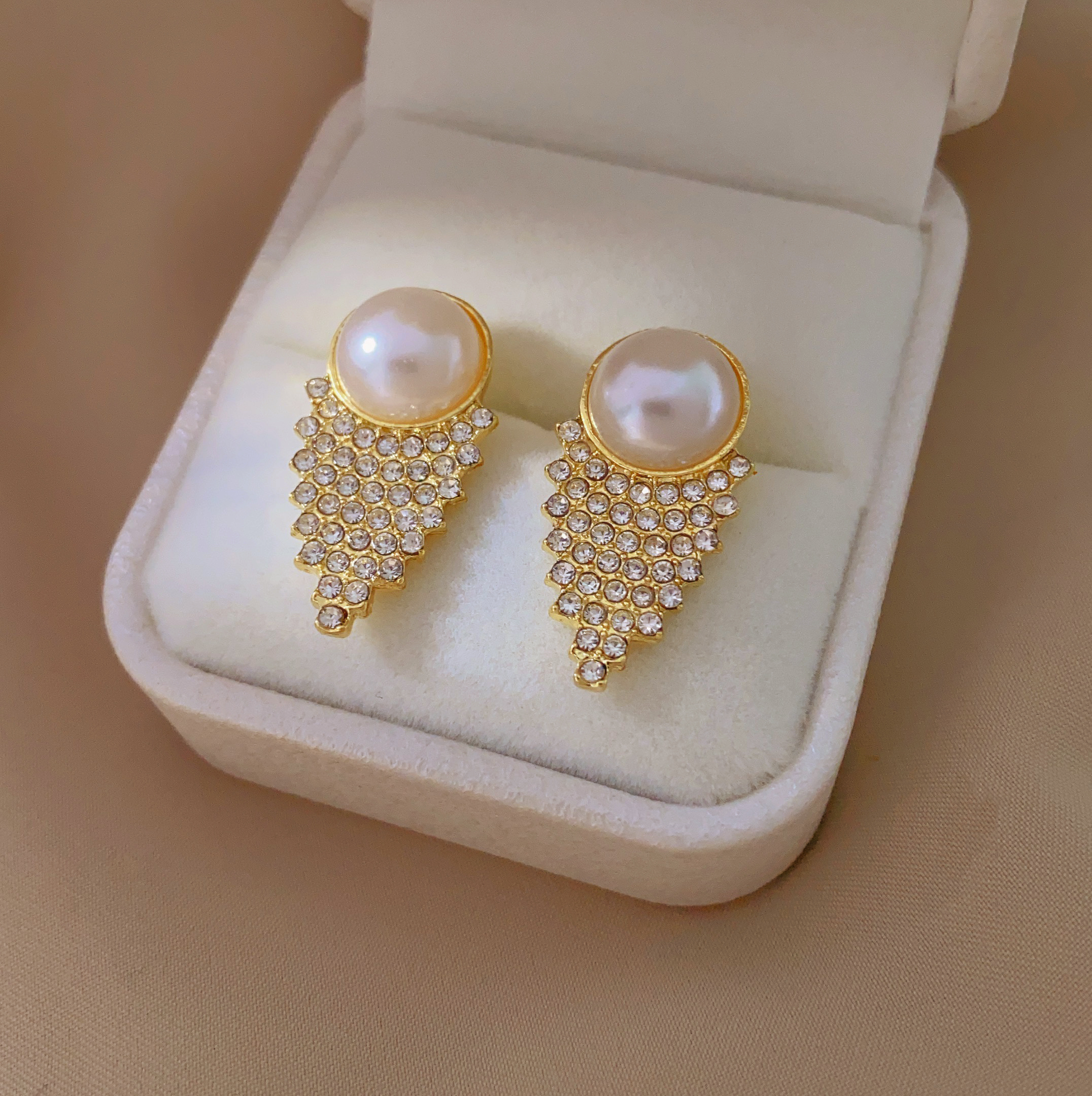 New fashionable and trendy earrings with a unique sense of high-end women, stud earrings, and light luxury earrings