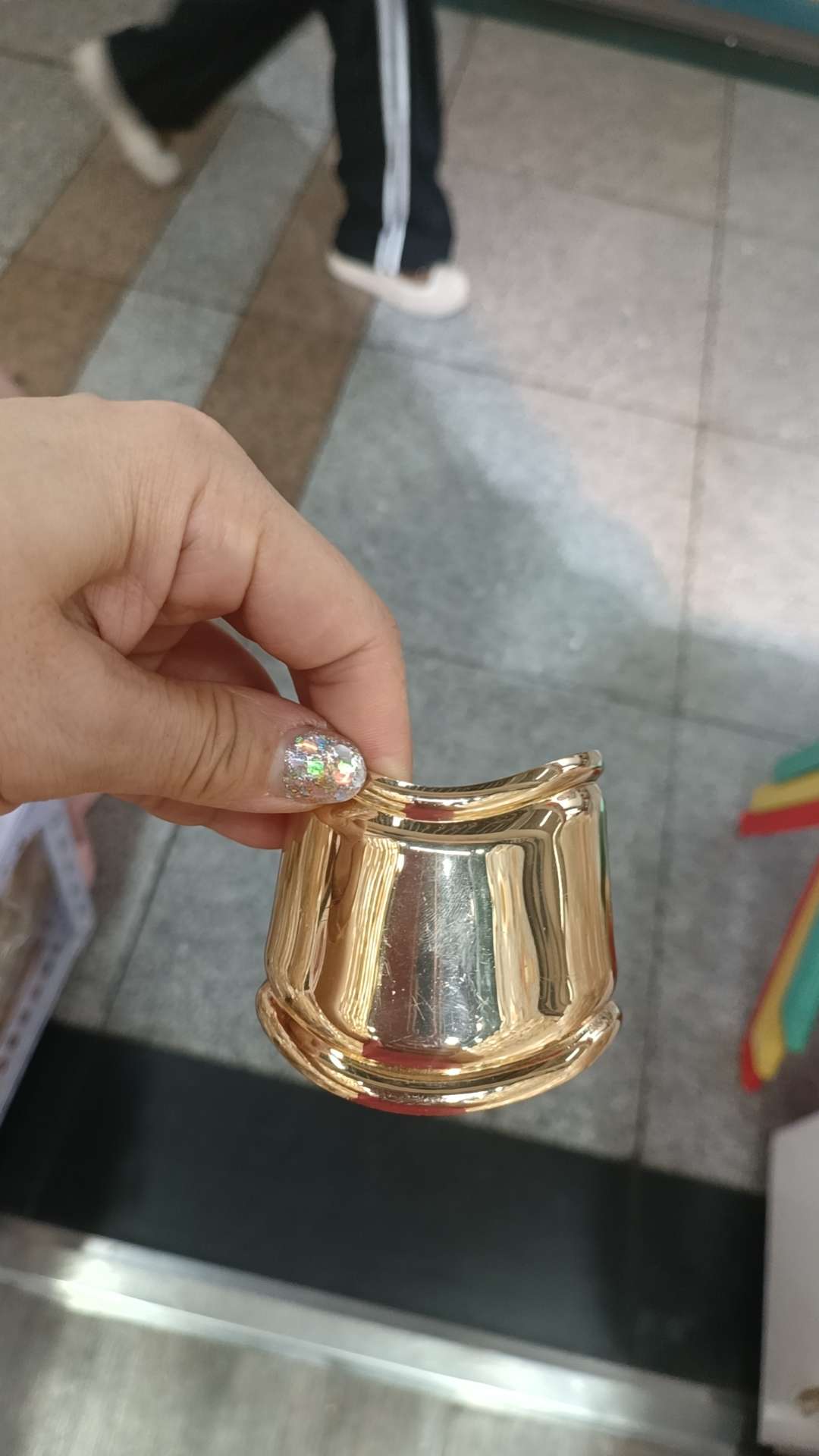 The sand-gold textured titanium steel bracelet is a fashionable accessory. The jade bracelet style is a fine hand accessory. It is novel and durable for women