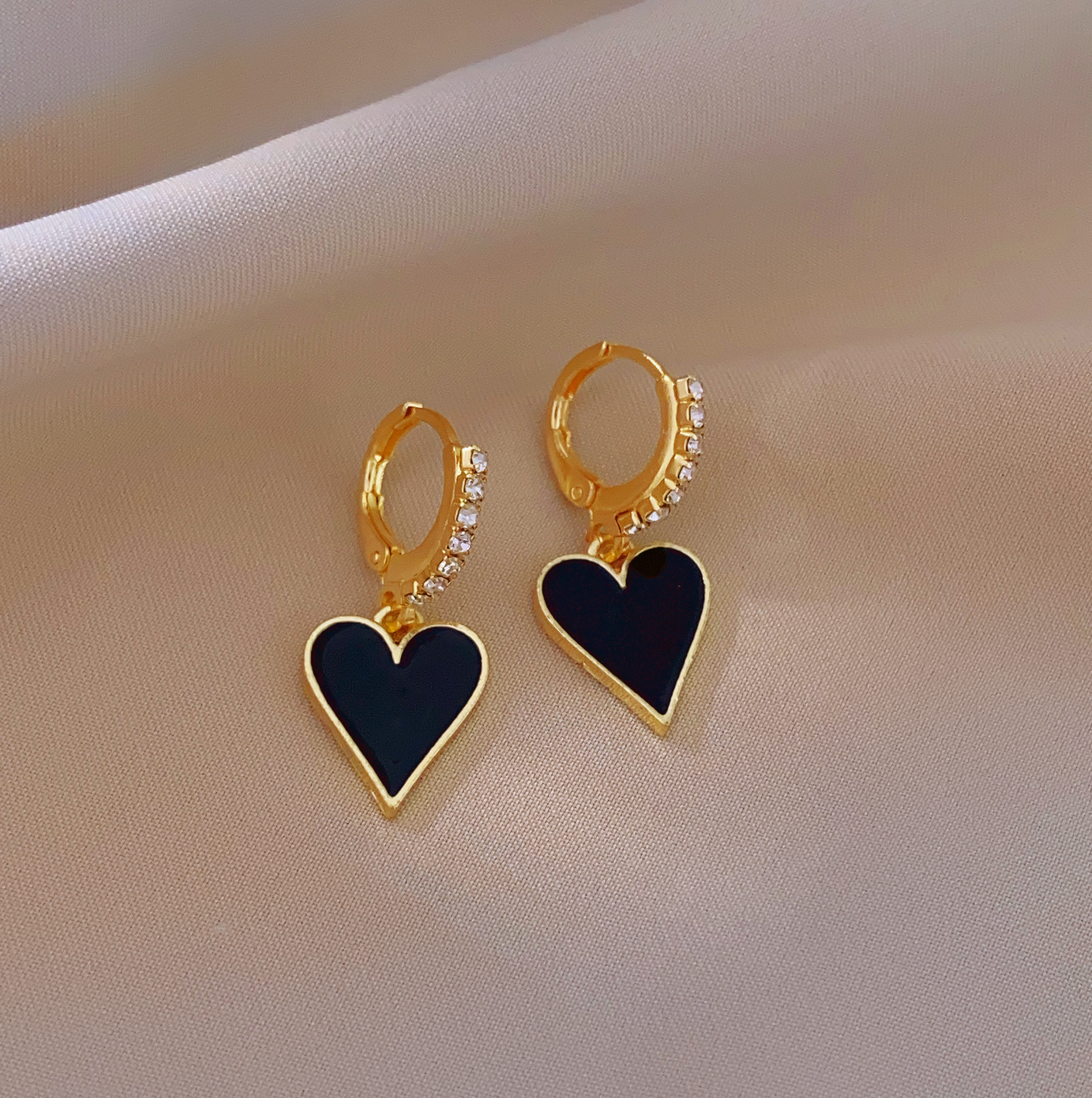 New stylish black heart ear buckles, light luxury and versatile black retro niche earrings details Picture