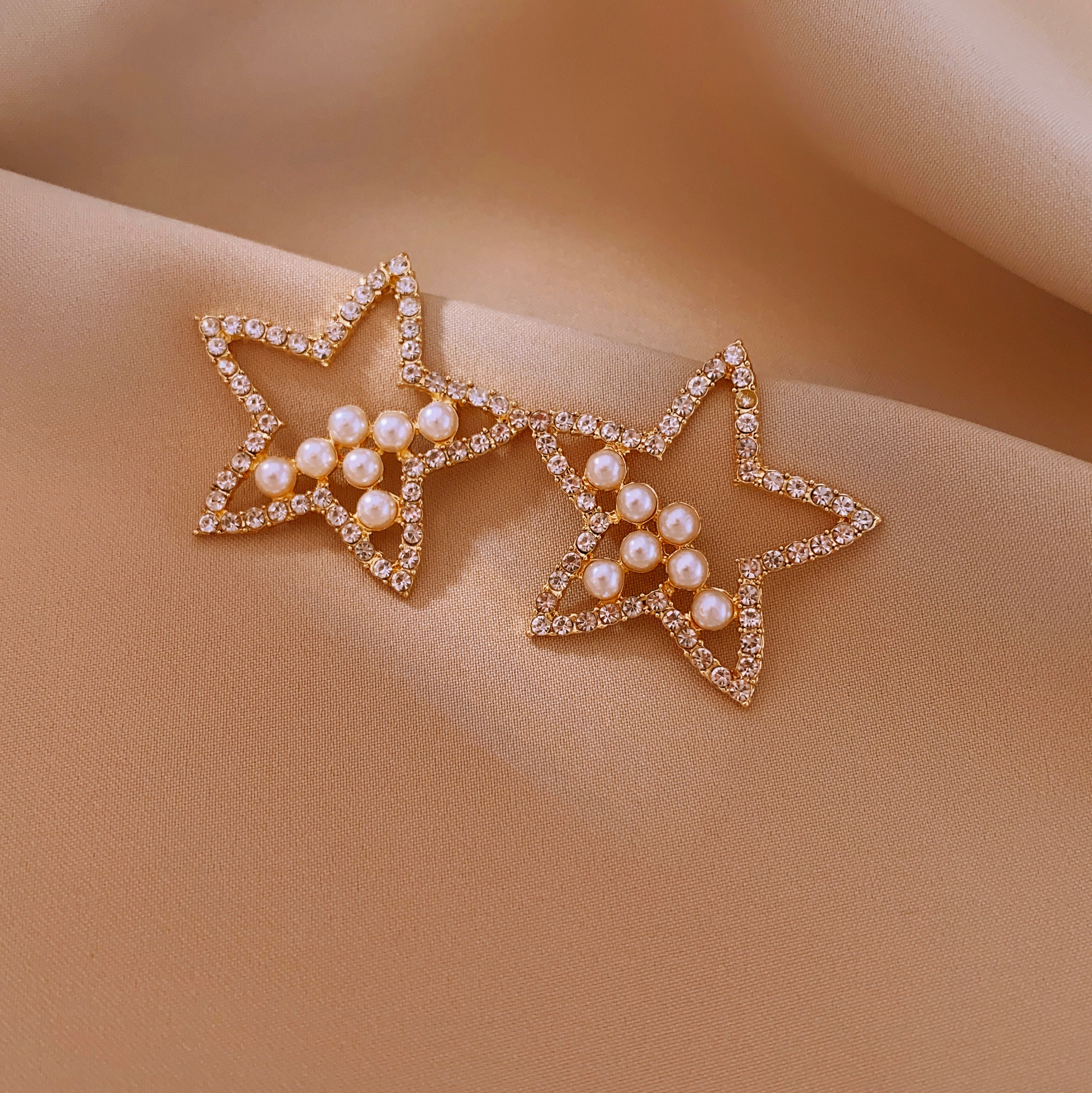 New fashionable and exquisite five-pointed star earrings, versatile for women's commutes, with hollowed-out star stud earrings