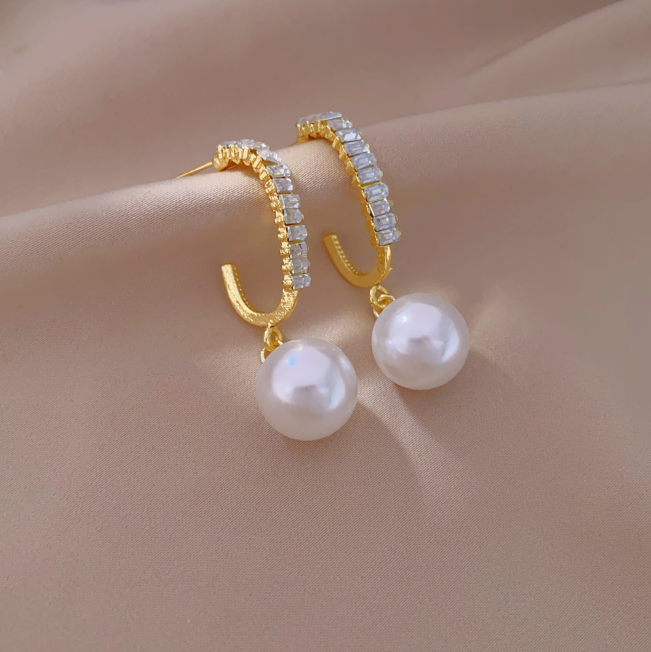 New fashionable and trendy earrings with a unique sense of sophistication for women, pearl light luxury earrings