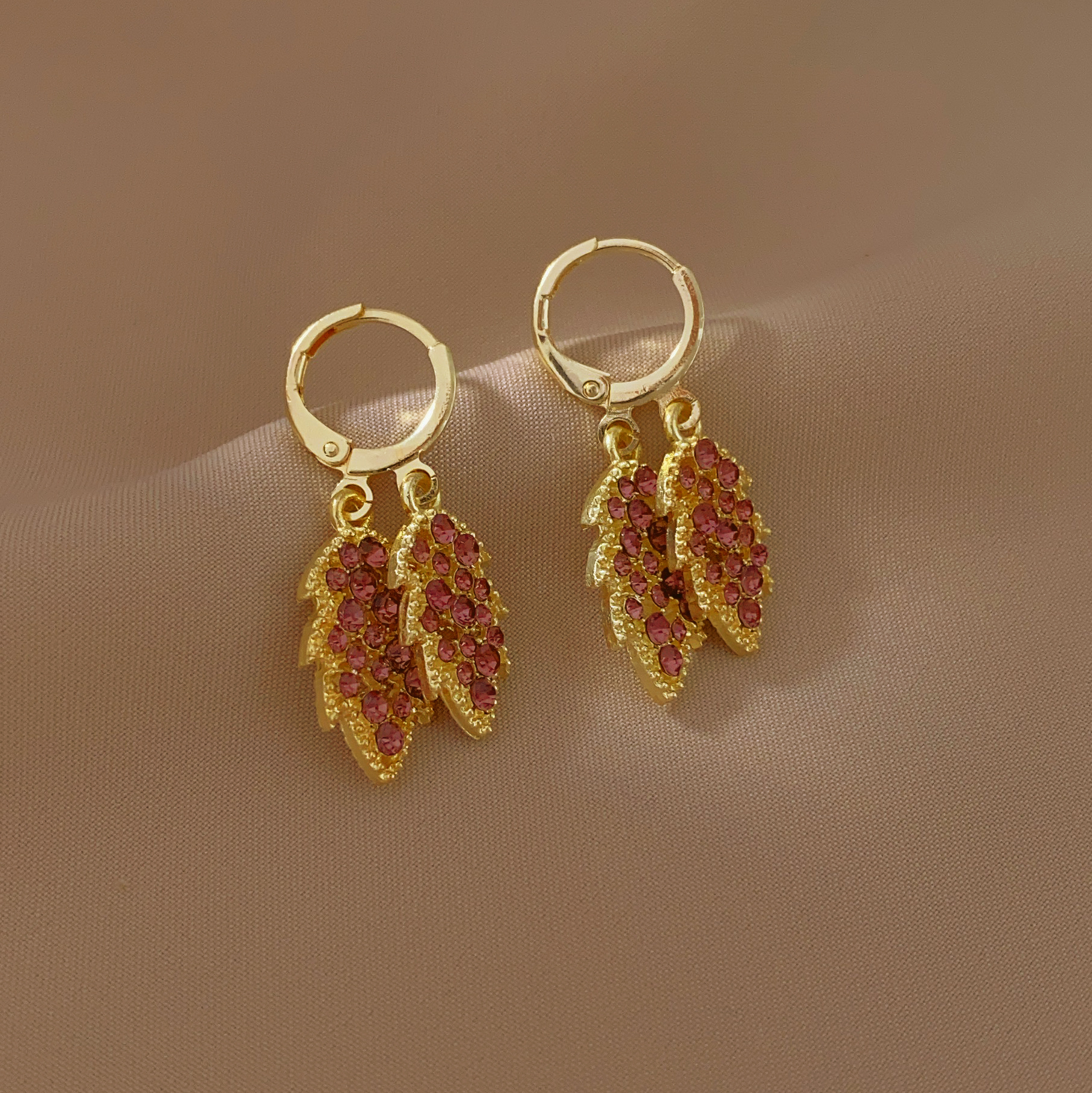 The new fashionable leaf earrings are a must-have for women, exuding a light luxury and high-end vibe. They are unique, individualistic and elegant earrings details Picture