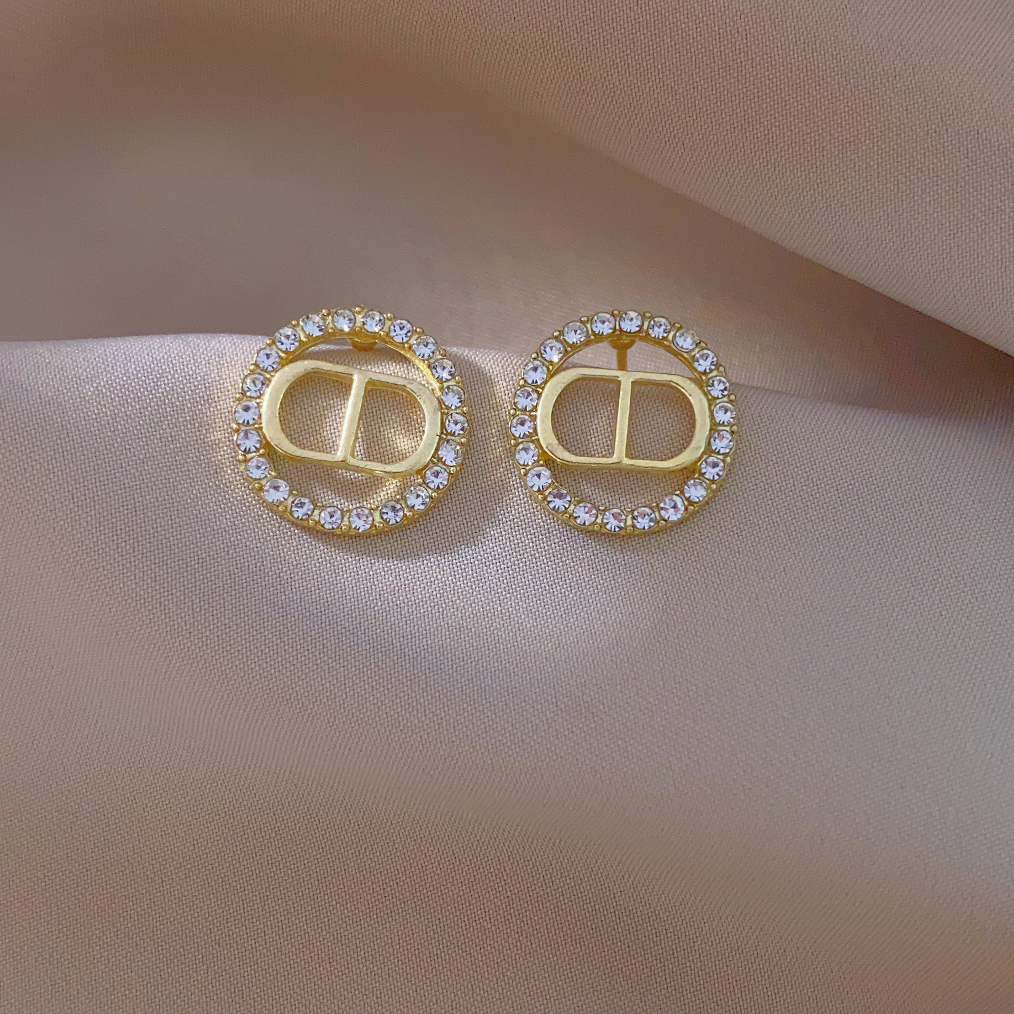 New fashionable, trendy, small and exquisite internet-famous earrings with a niche design sense