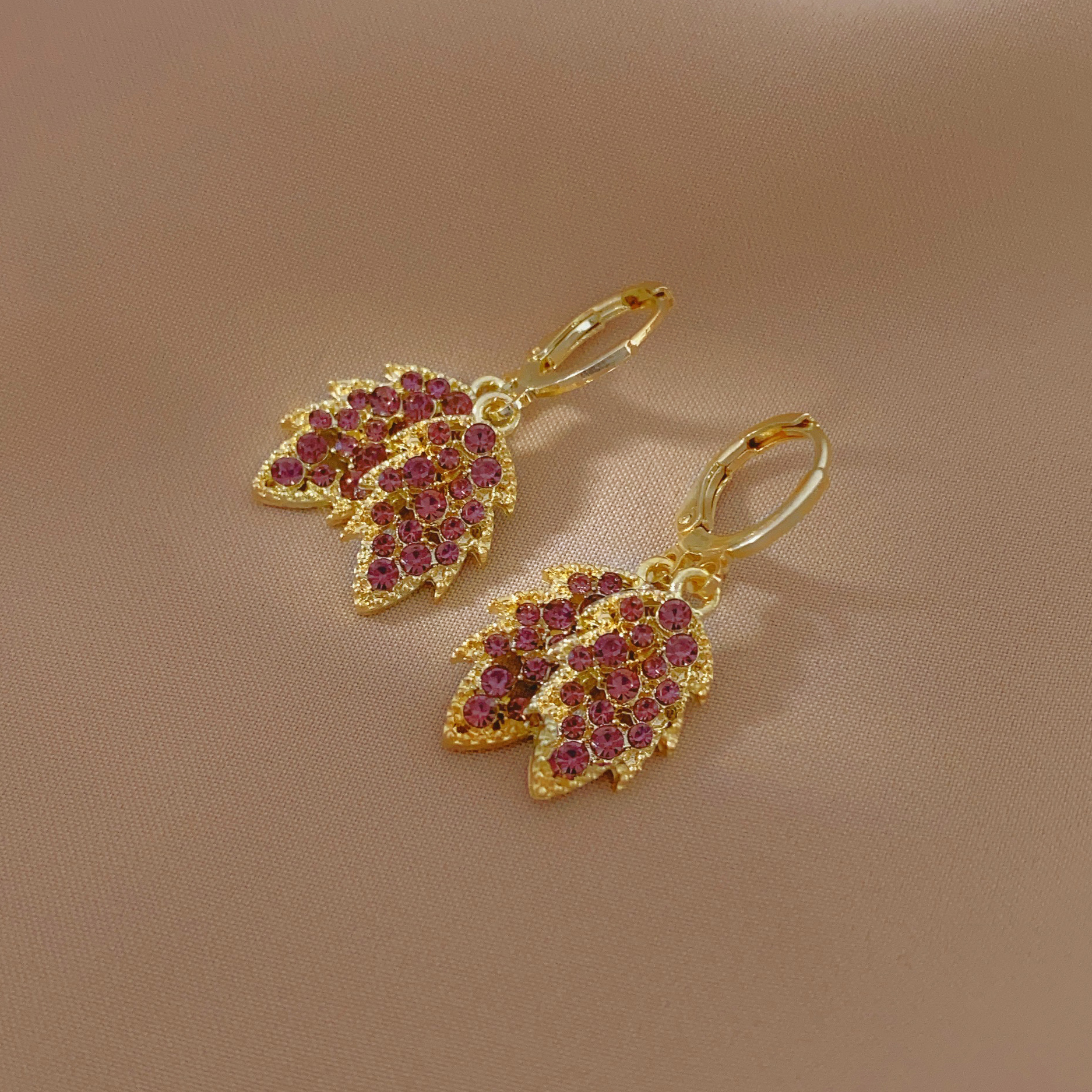 The new fashionable leaf earrings are a must-have for women, exuding a light luxury and high-end vibe. They are unique, individualistic and elegant earrings Application Scenario