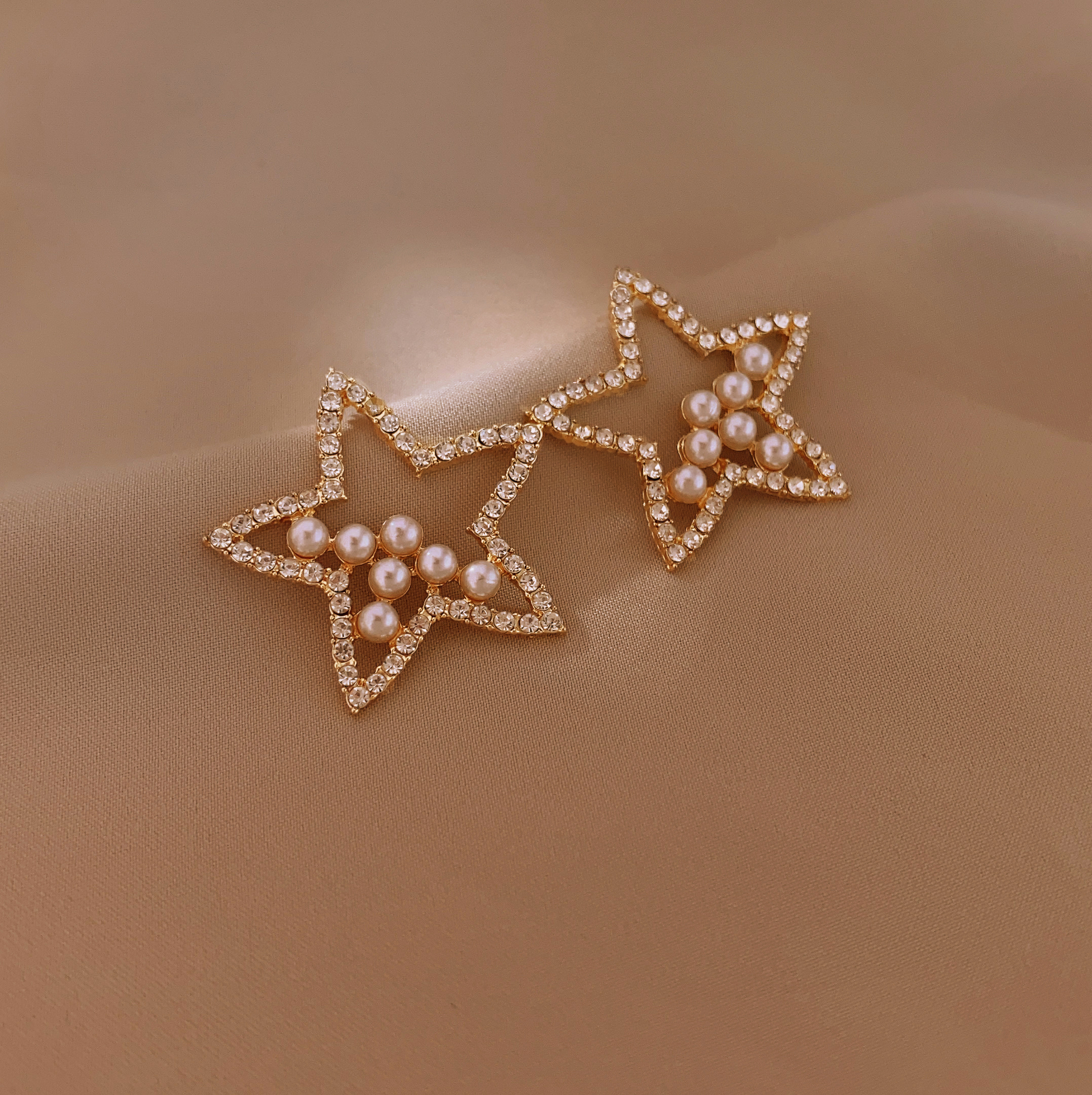 New fashionable and exquisite five-pointed star earrings, versatile for women's commutes, with hollowed-out star stud earrings details Picture