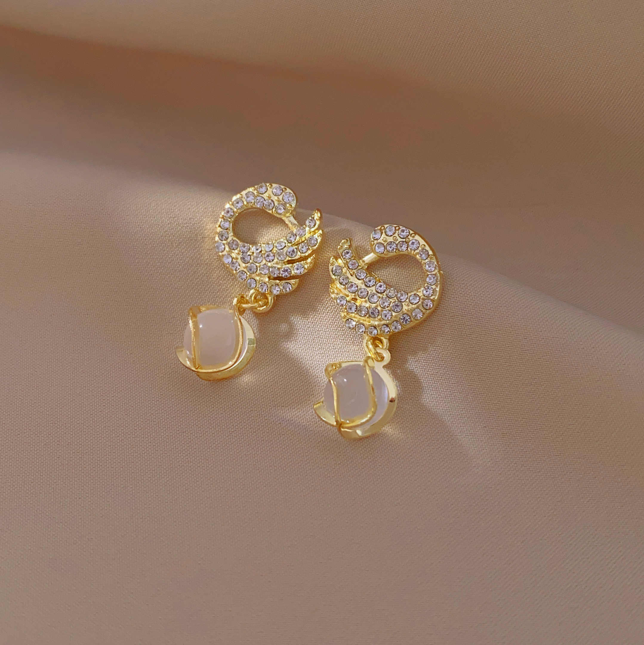 New 2024 stylish and high-end swan earrings, elegant Korean cat's eye stone earrings