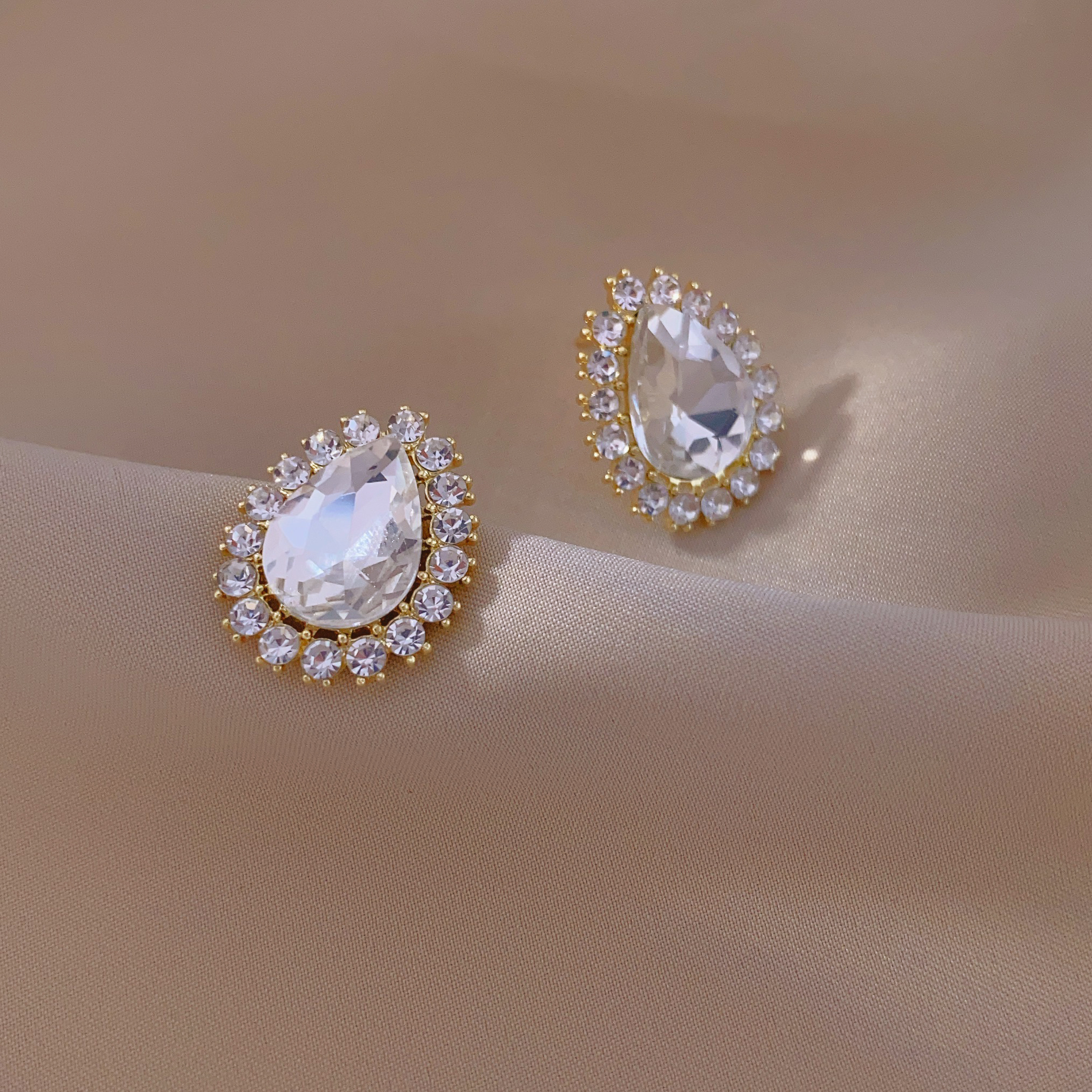 New fashionable French luxury teardrop-shaped stud earrings, new elegant and high-end earring accessories Application Scenario