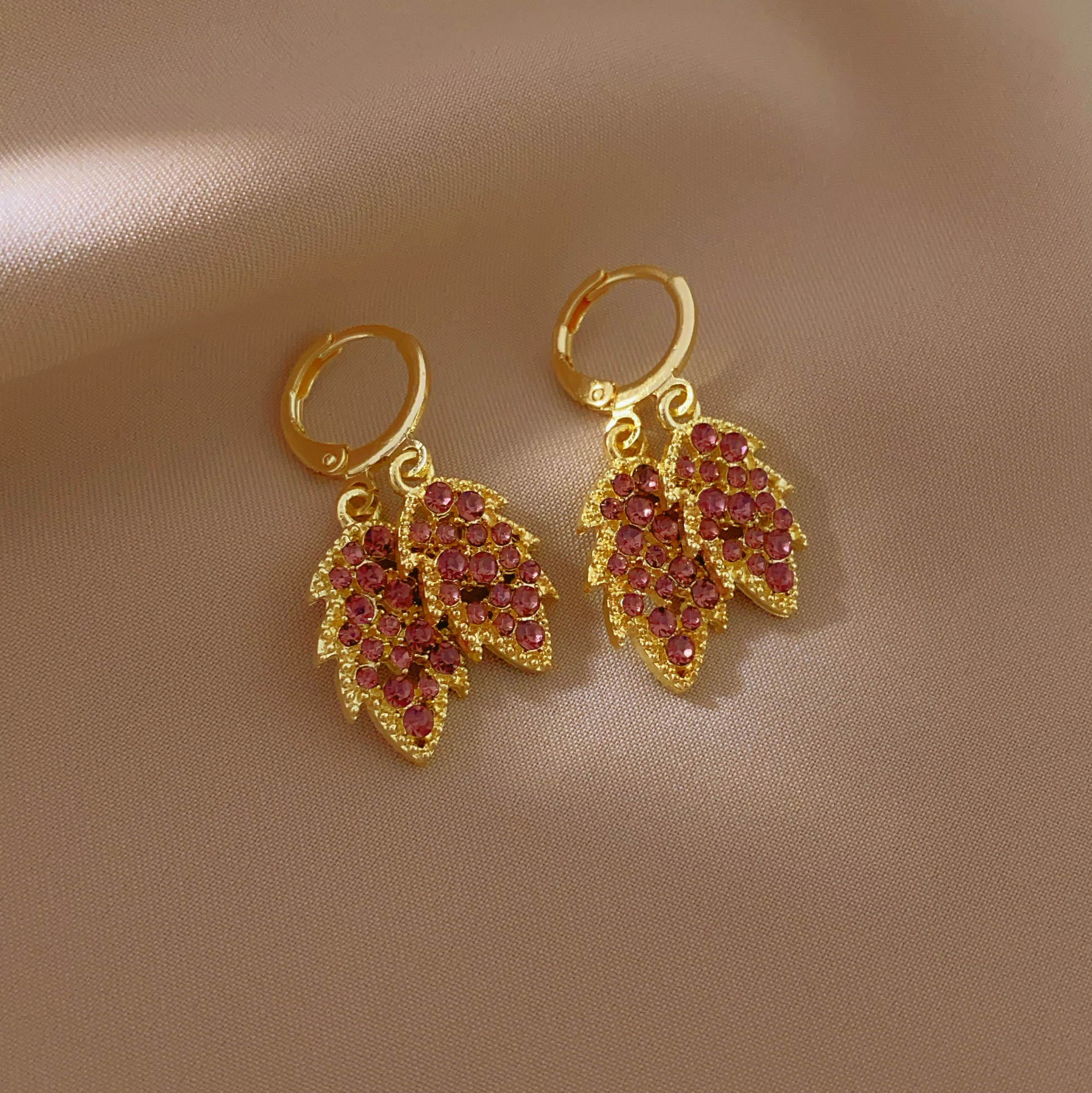 The new fashionable leaf earrings are a must-have for women, exuding a light luxury and high-end vibe. They are unique, individualistic and elegant earrings Specification image