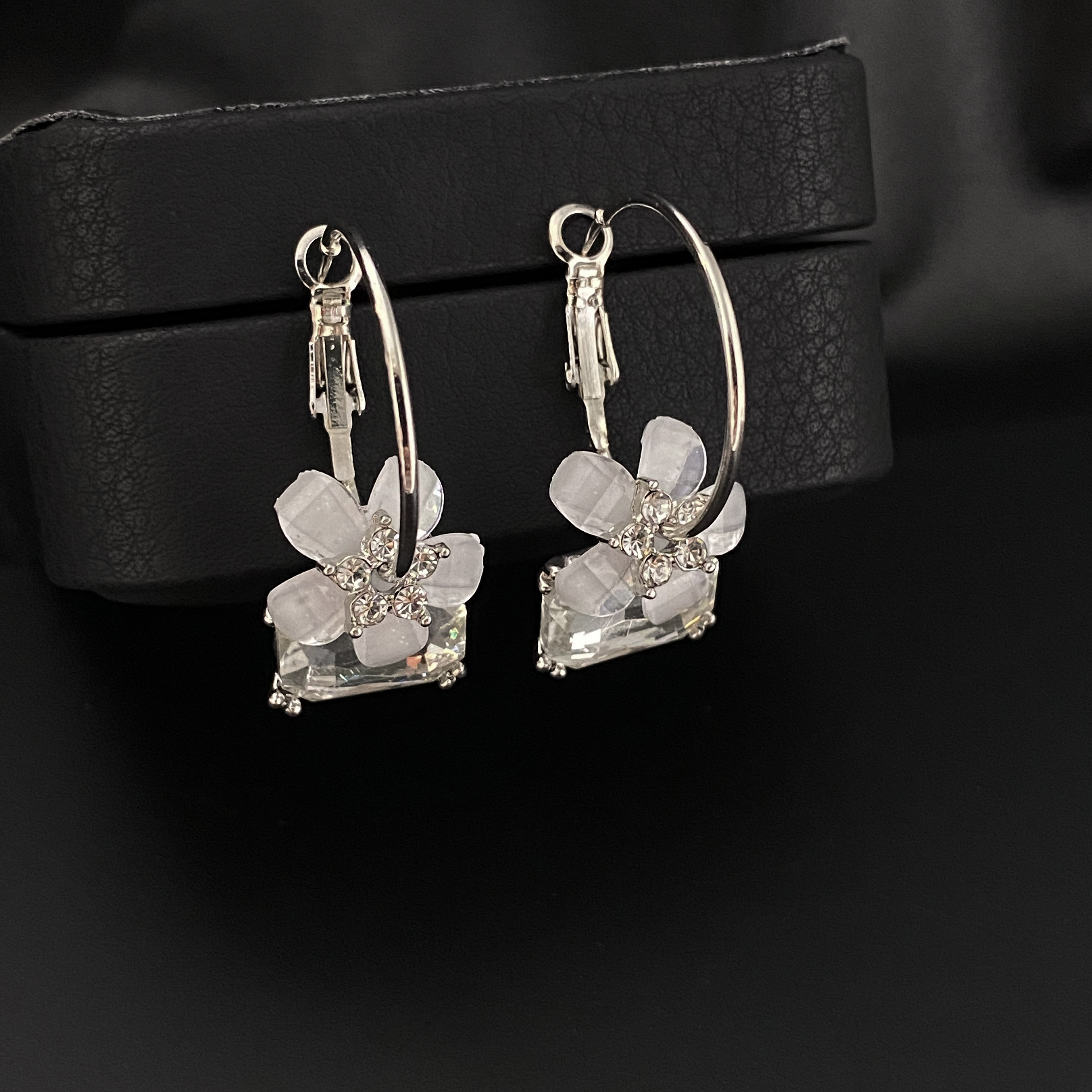 New fashionable and retro circle earrings for women, simple and fashionable flower ear loops, and personalized stud earrings Application Scenario