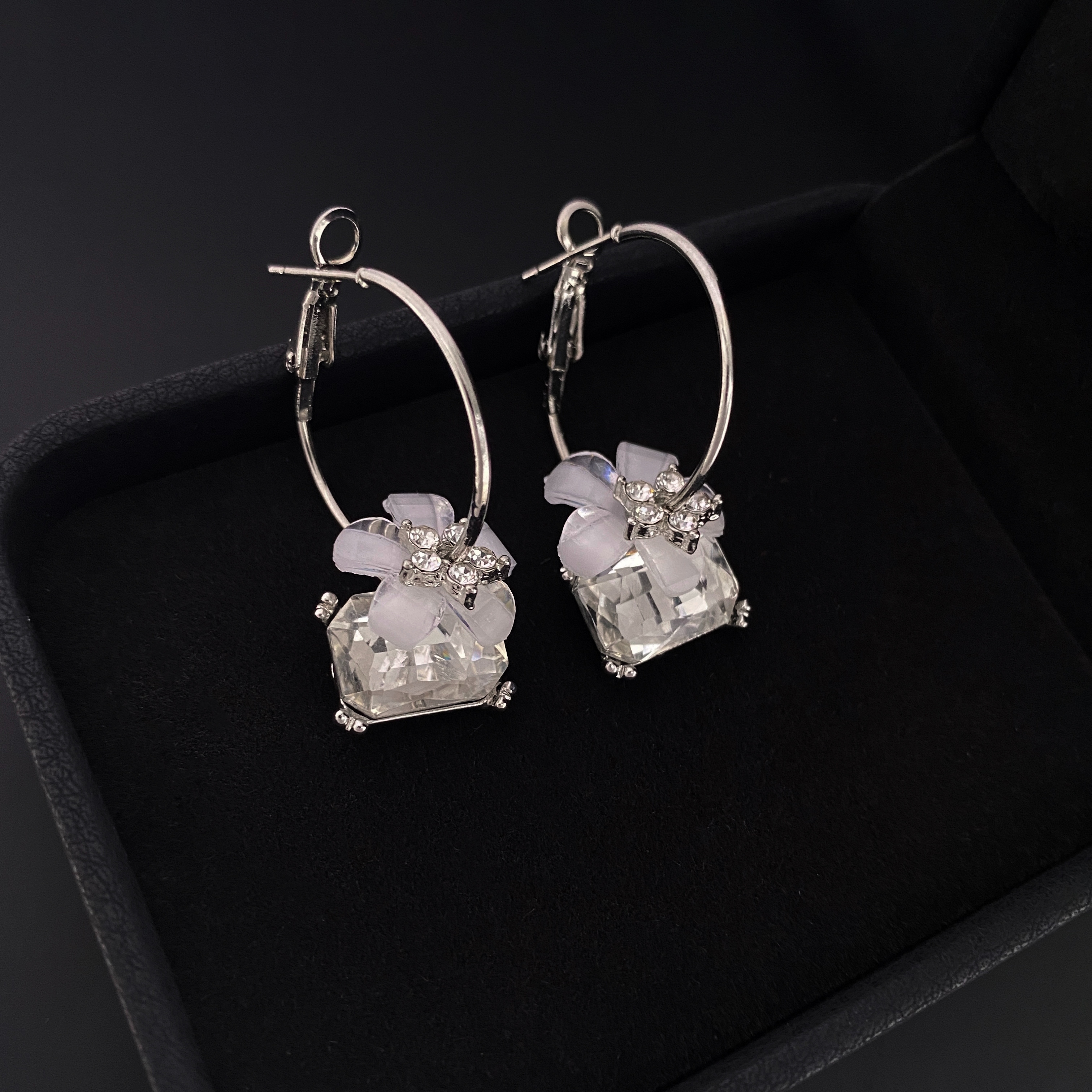 New fashionable and retro circle earrings for women, simple and fashionable flower ear loops, and personalized stud earrings Specification image