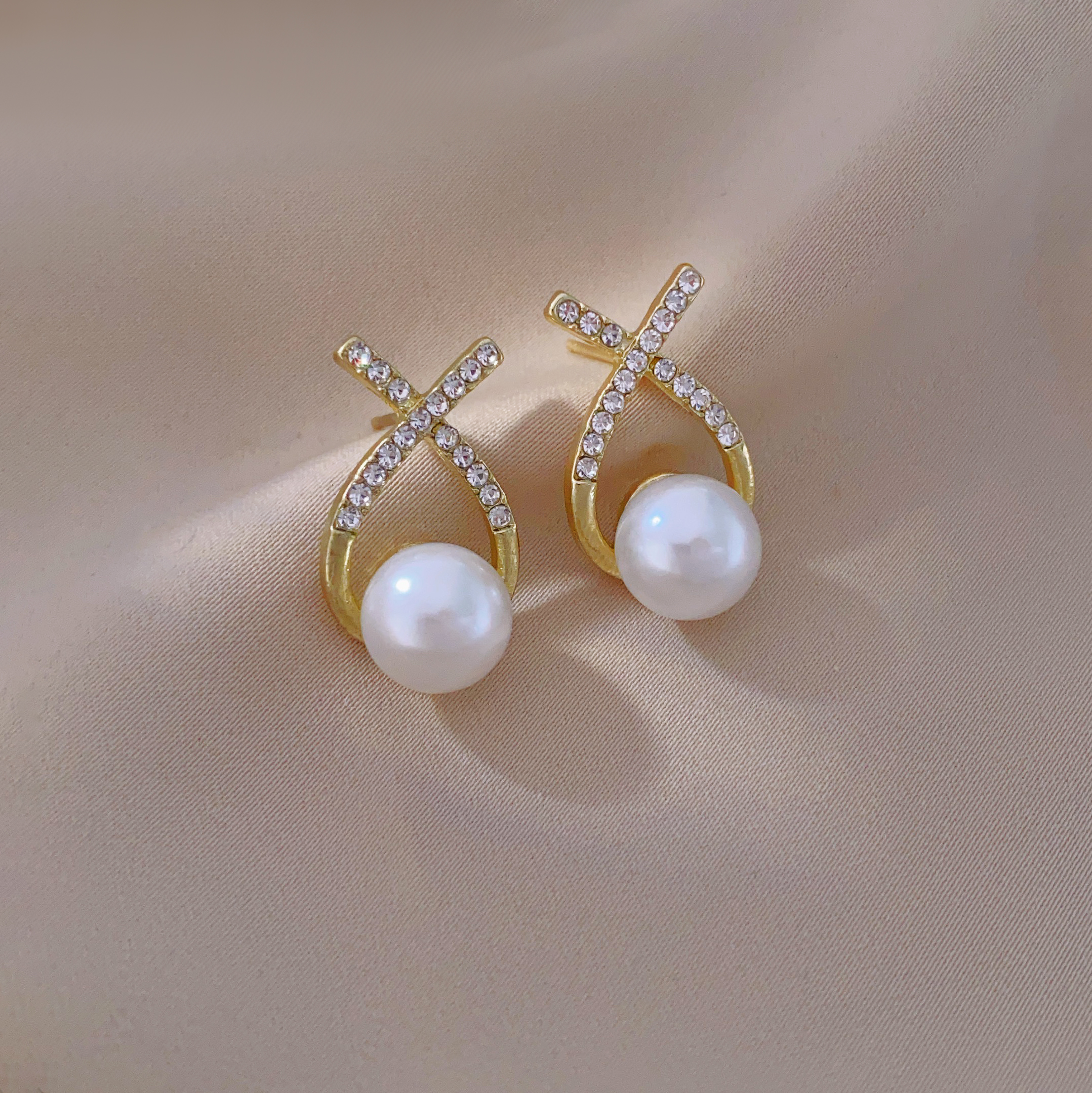 New trendy, light luxury, high-end and exquisite earrings, elegant cross-pearl earrings, versatile earrings Specification image