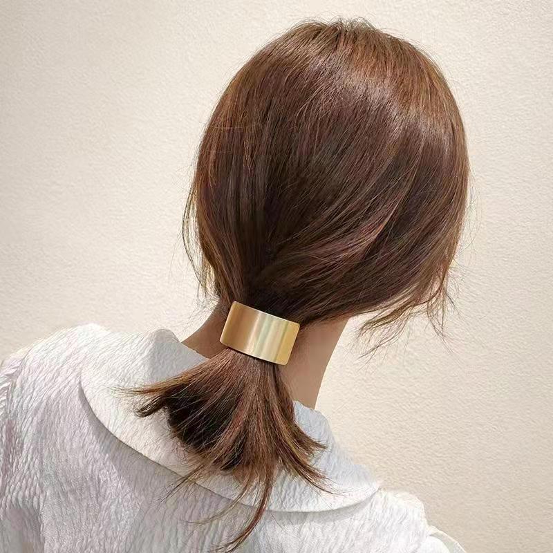 Metal hair bands, ponytail buttons, Korean-style low ponytail hair accessories, semi-round hair ties, hair ties, fashionable and simple style, internet-famous hair clips, creative accessories, hair clips Application Scenario