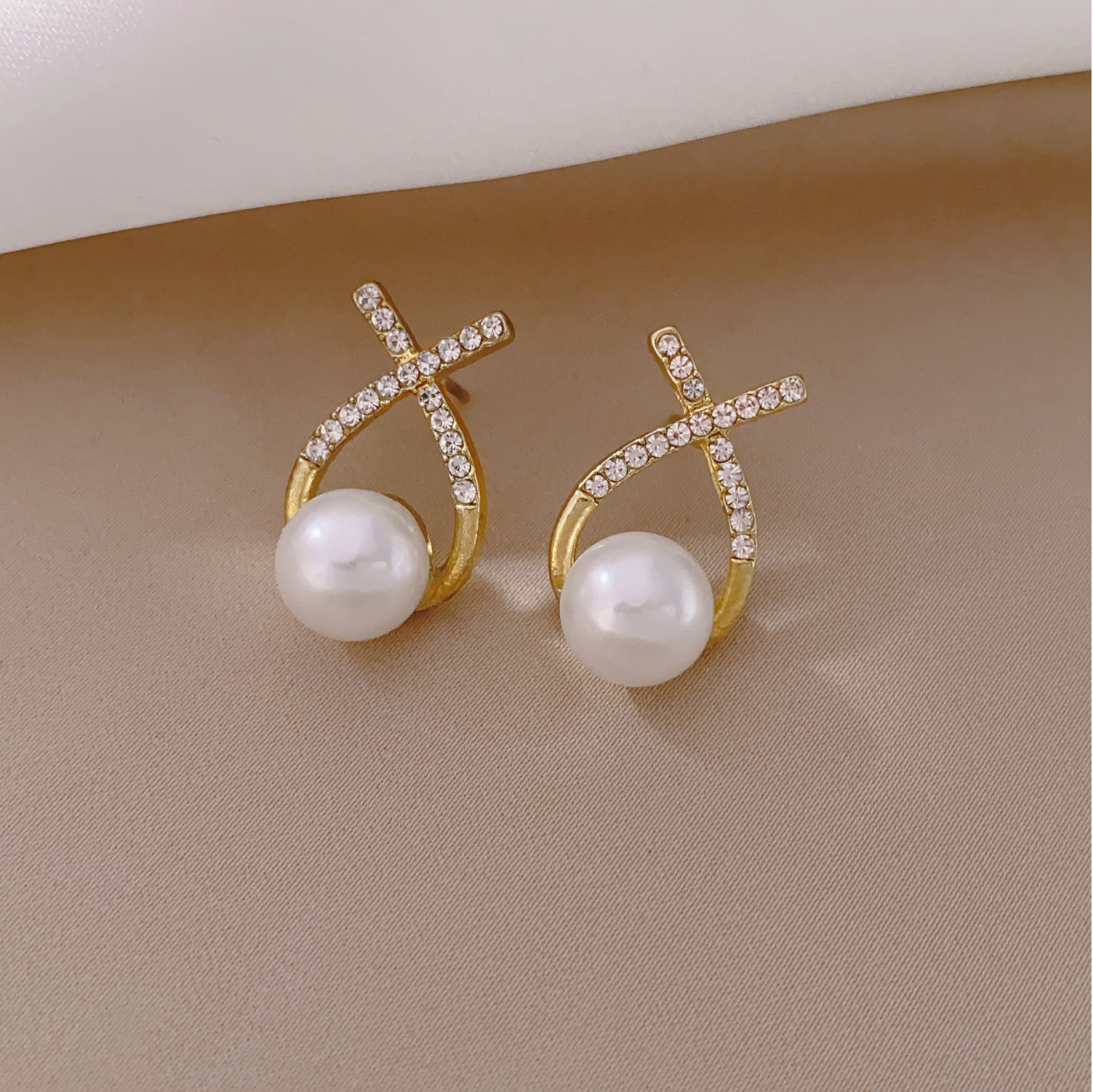 New trendy, light luxury, high-end and exquisite earrings, elegant cross-pearl earrings, versatile earrings details Picture