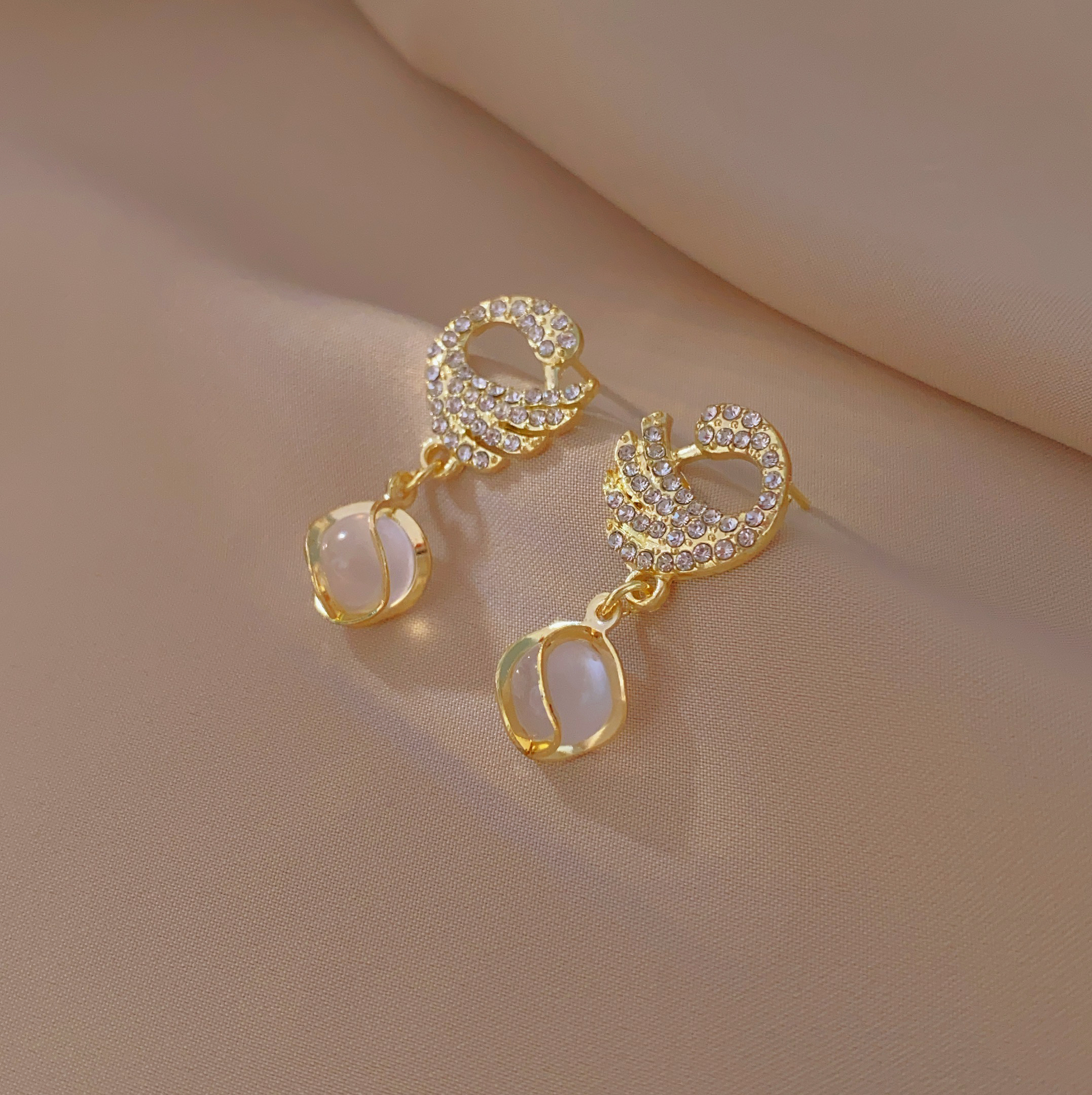 New 2024 stylish and high-end swan earrings, elegant Korean cat's eye stone earrings details Picture