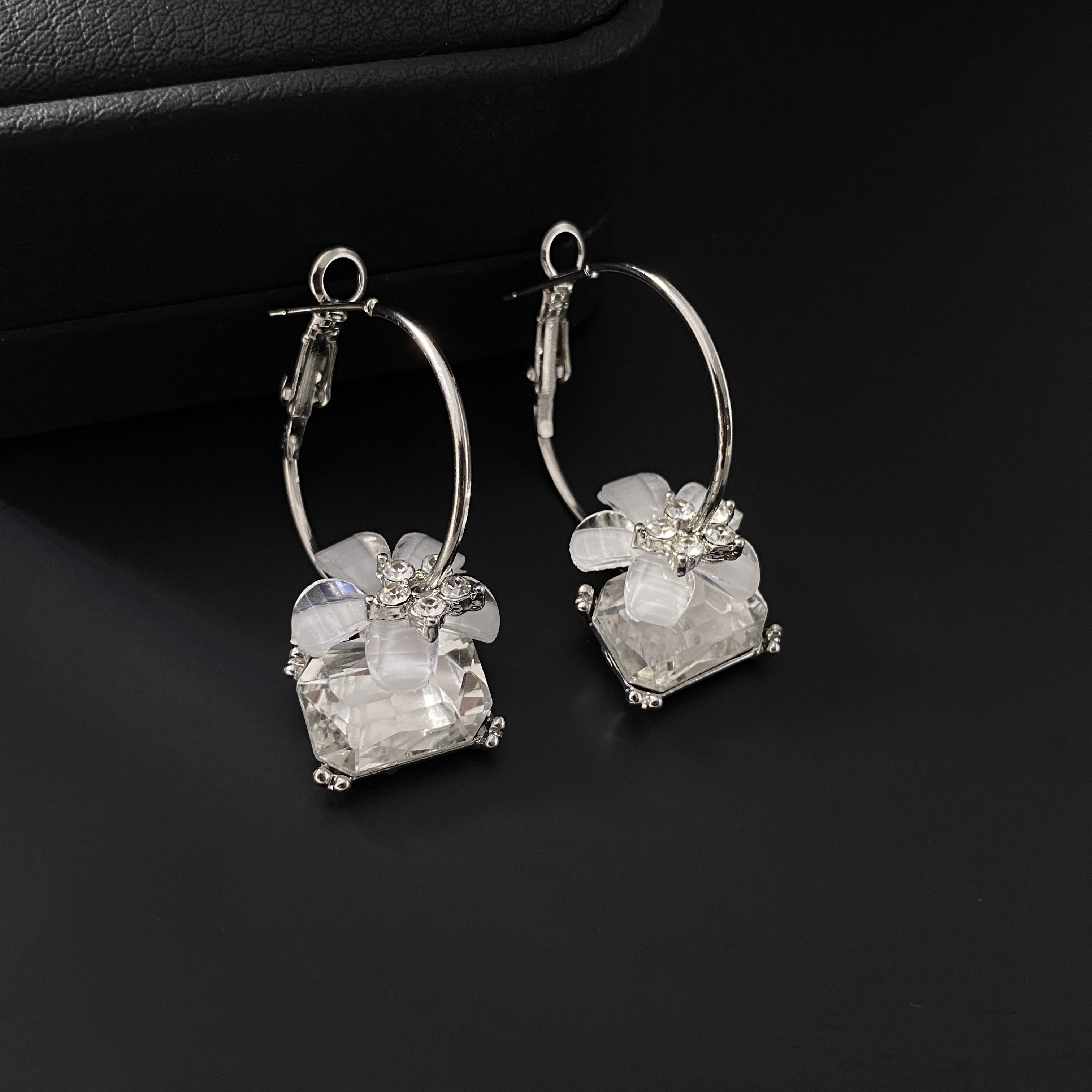 New fashionable and retro circle earrings for women, simple and fashionable flower ear loops, and personalized stud earrings