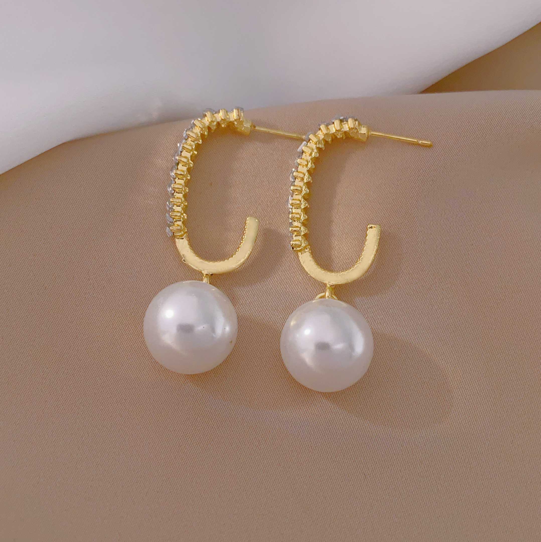 New fashionable and trendy earrings with a unique sense of sophistication for women, pearl light luxury earrings details Picture