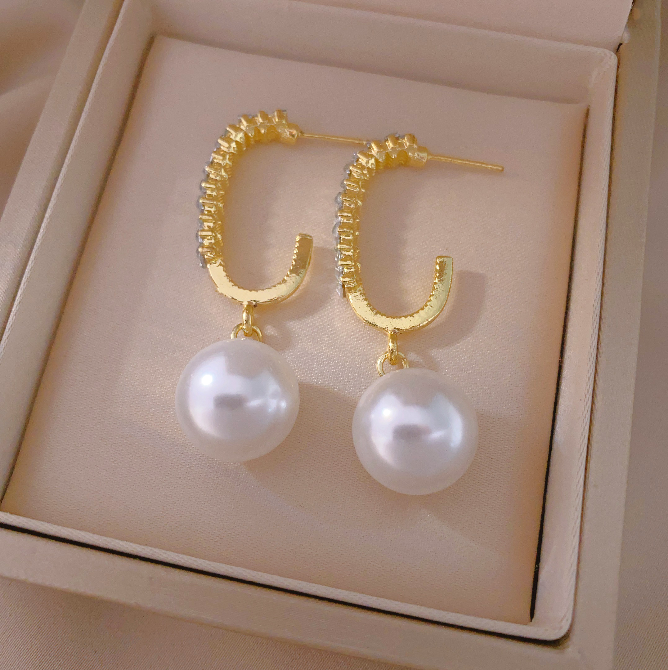 New fashionable and trendy earrings with a unique sense of sophistication for women, pearl light luxury earrings Application Scenario