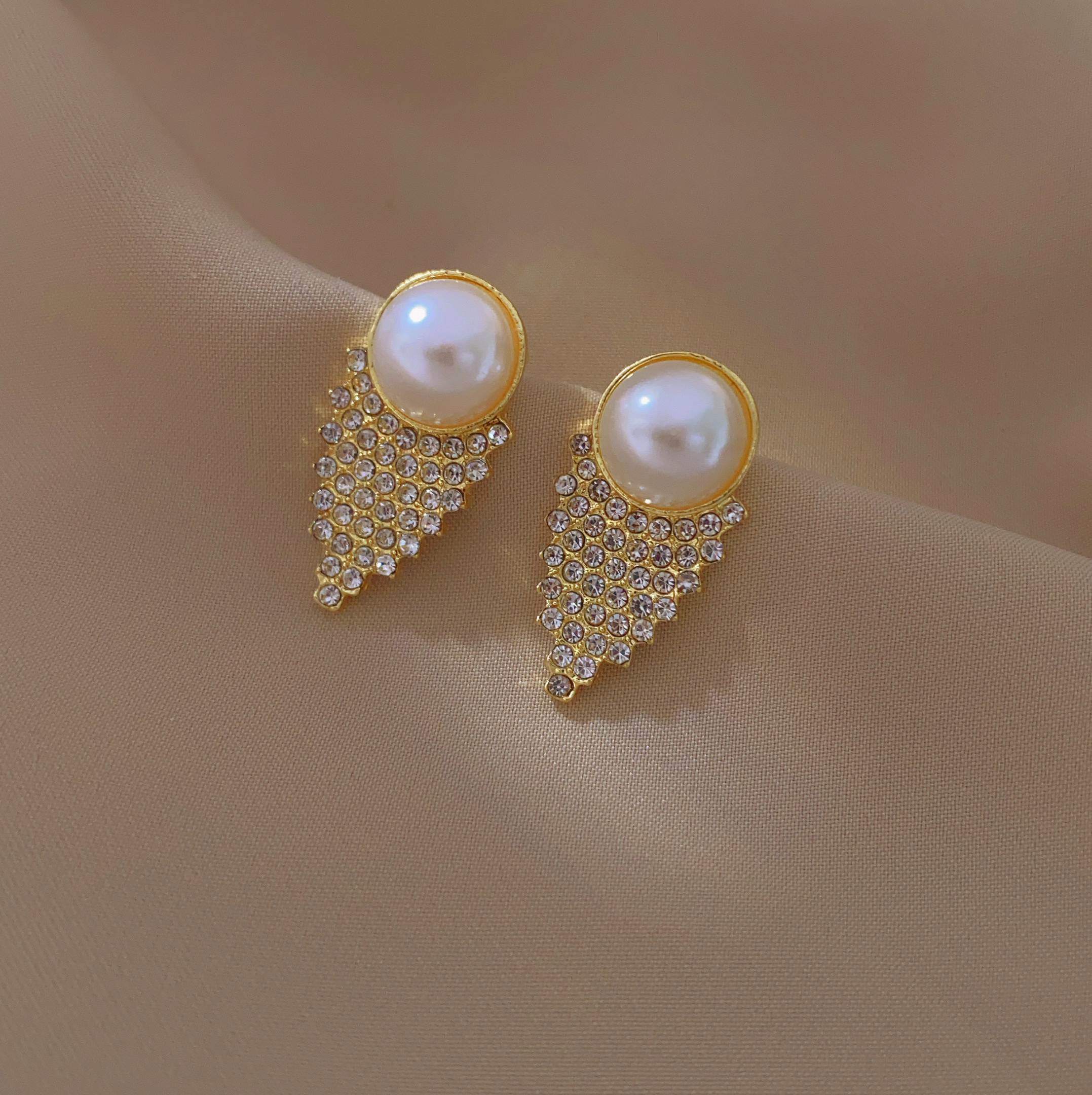 New fashionable and trendy earrings with a unique sense of high-end women, stud earrings, and light luxury earrings Specification image
