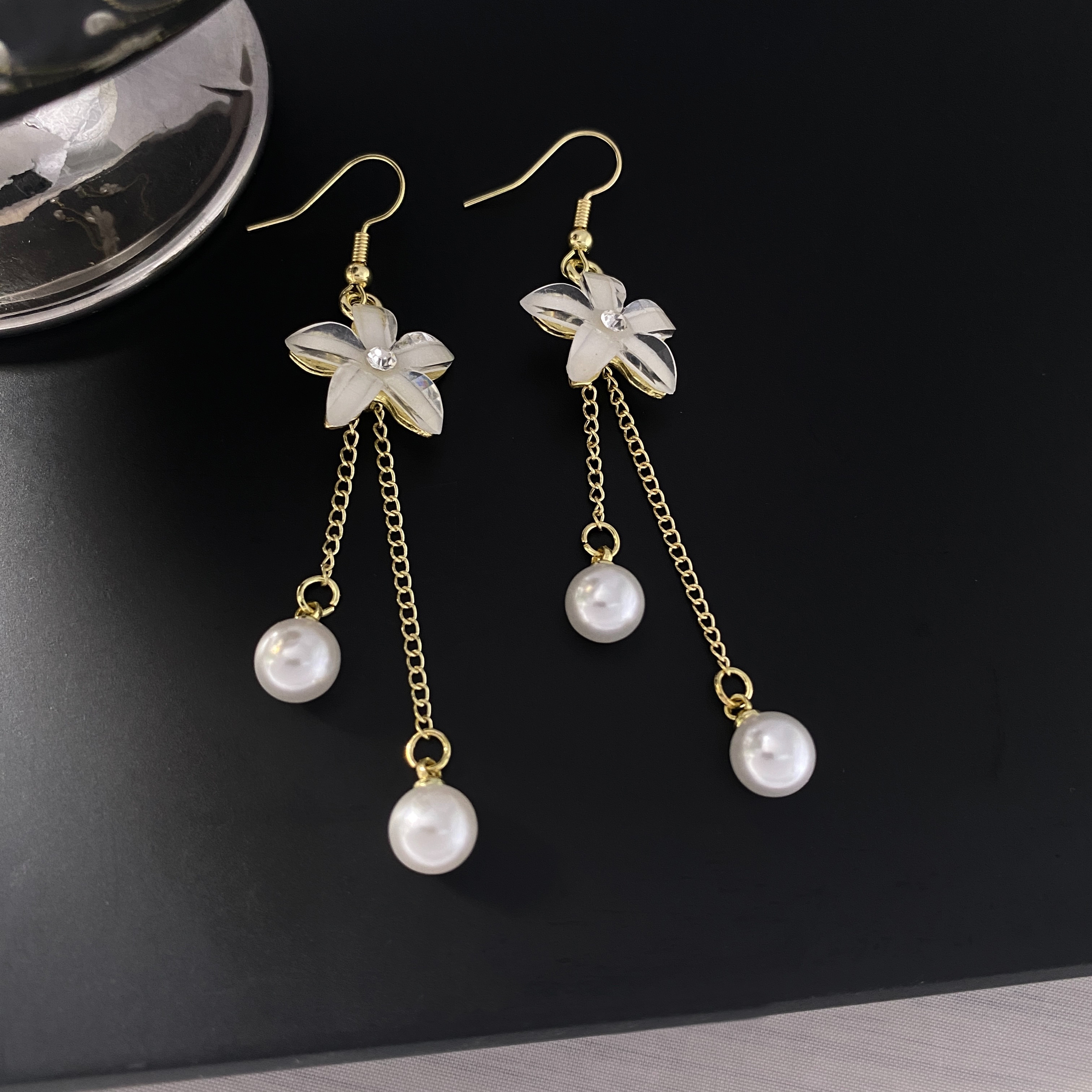 New trendy, light luxury, high-end and exquisite earrings, flower earrings and pendants, fashionable, small and simple earrings Application Scenario