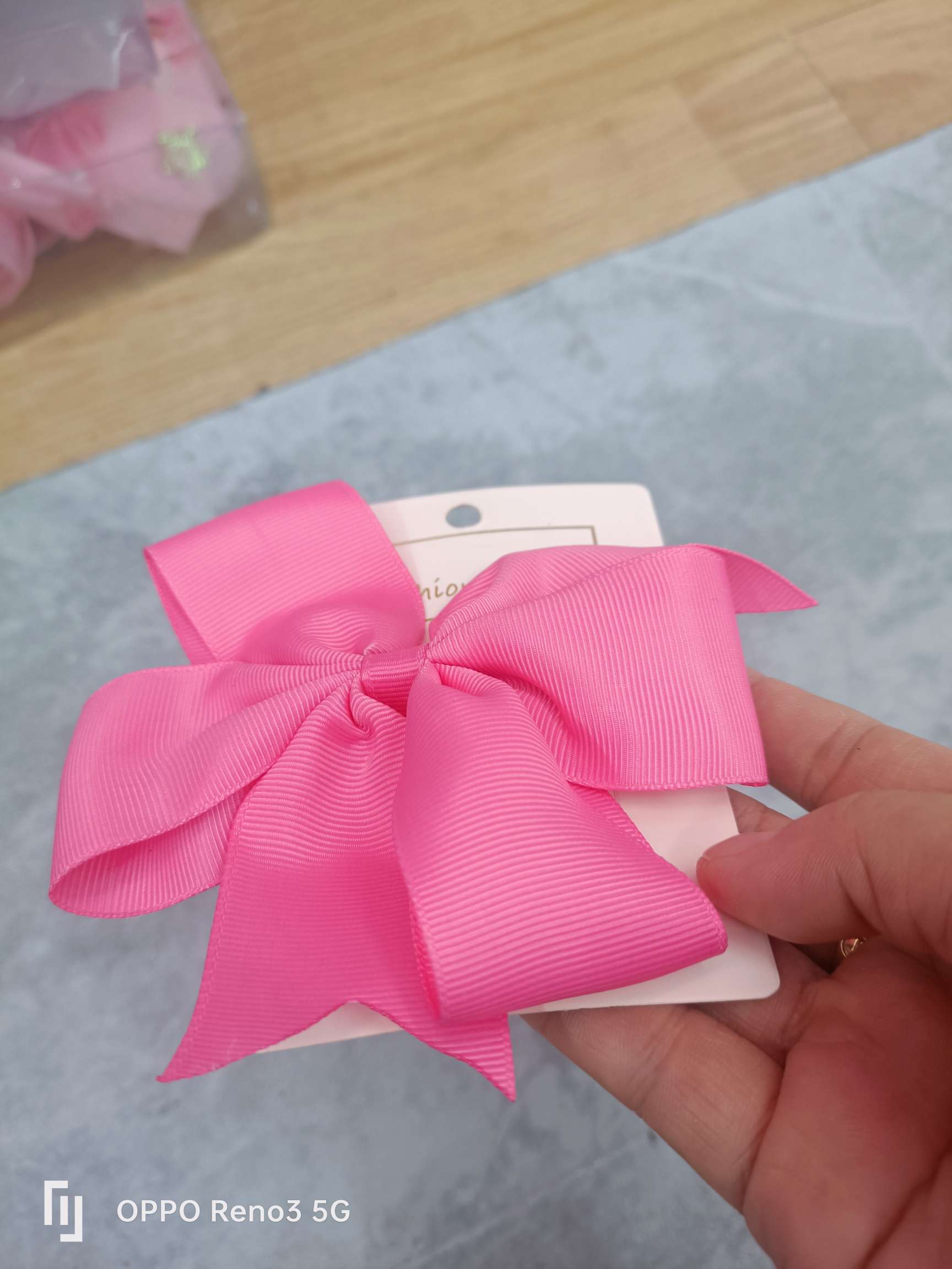 儿童流行发夹中间有哪些东西啊啊啊颜色有大红色粉红色白色兰色紫色黑色黄色玫红色金色咖色米色浅咖色中咖色深咖色白米白色米黄色细节图