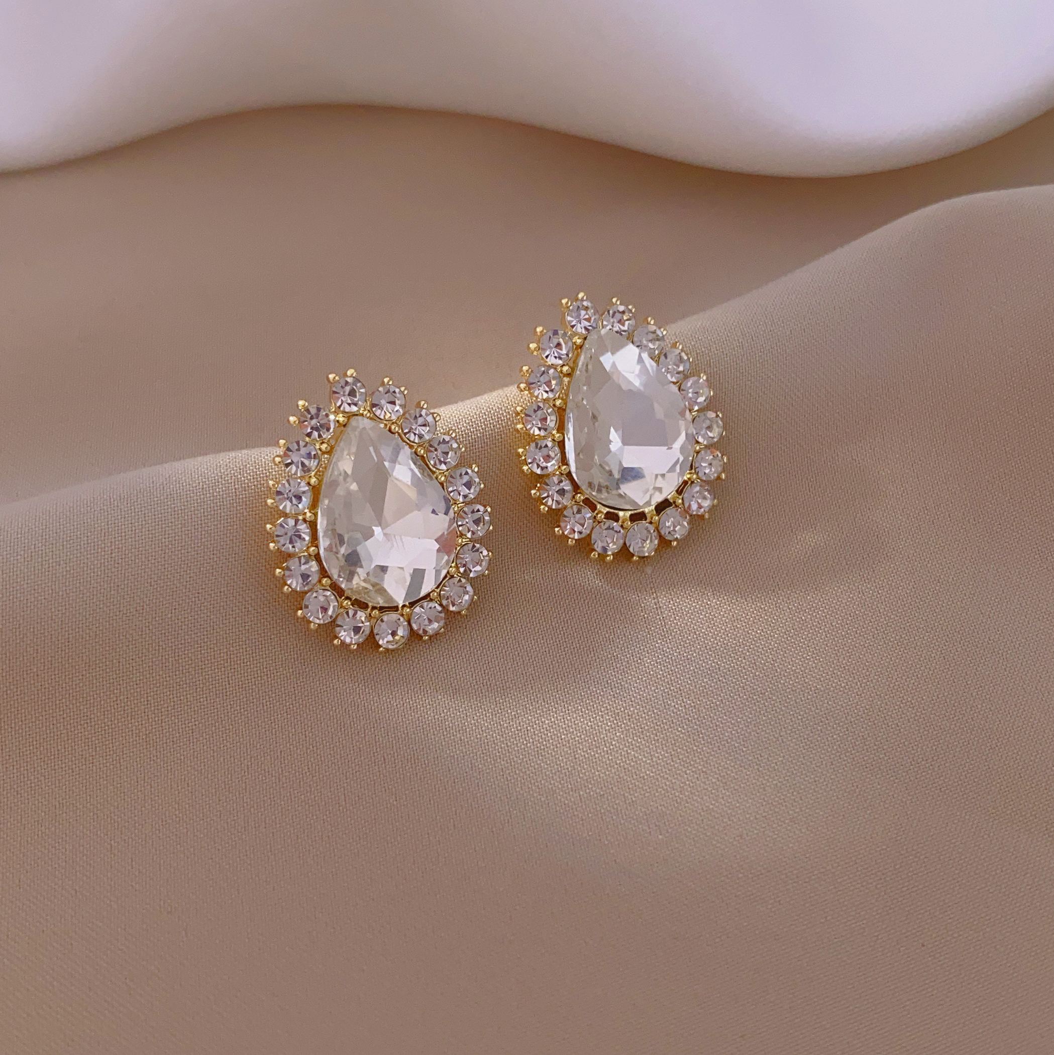 New fashionable French luxury teardrop-shaped stud earrings, new elegant and high-end earring accessories Specification image