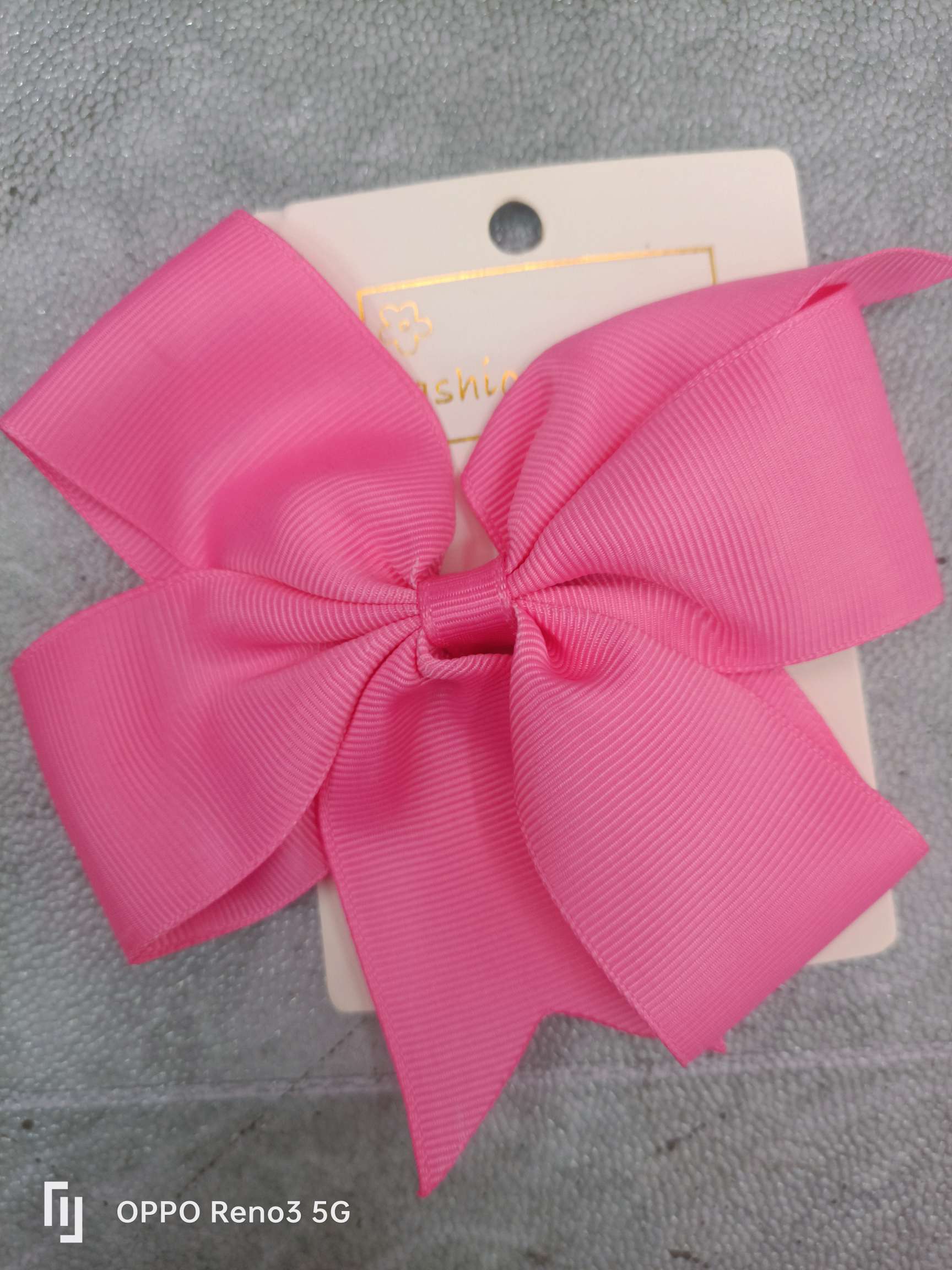 儿童流行发夹中间有哪些东西啊啊啊颜色有大红色粉红色白色兰色紫色黑色黄色玫红色金色咖色米色浅咖色中咖色深咖色白米白色米黄色