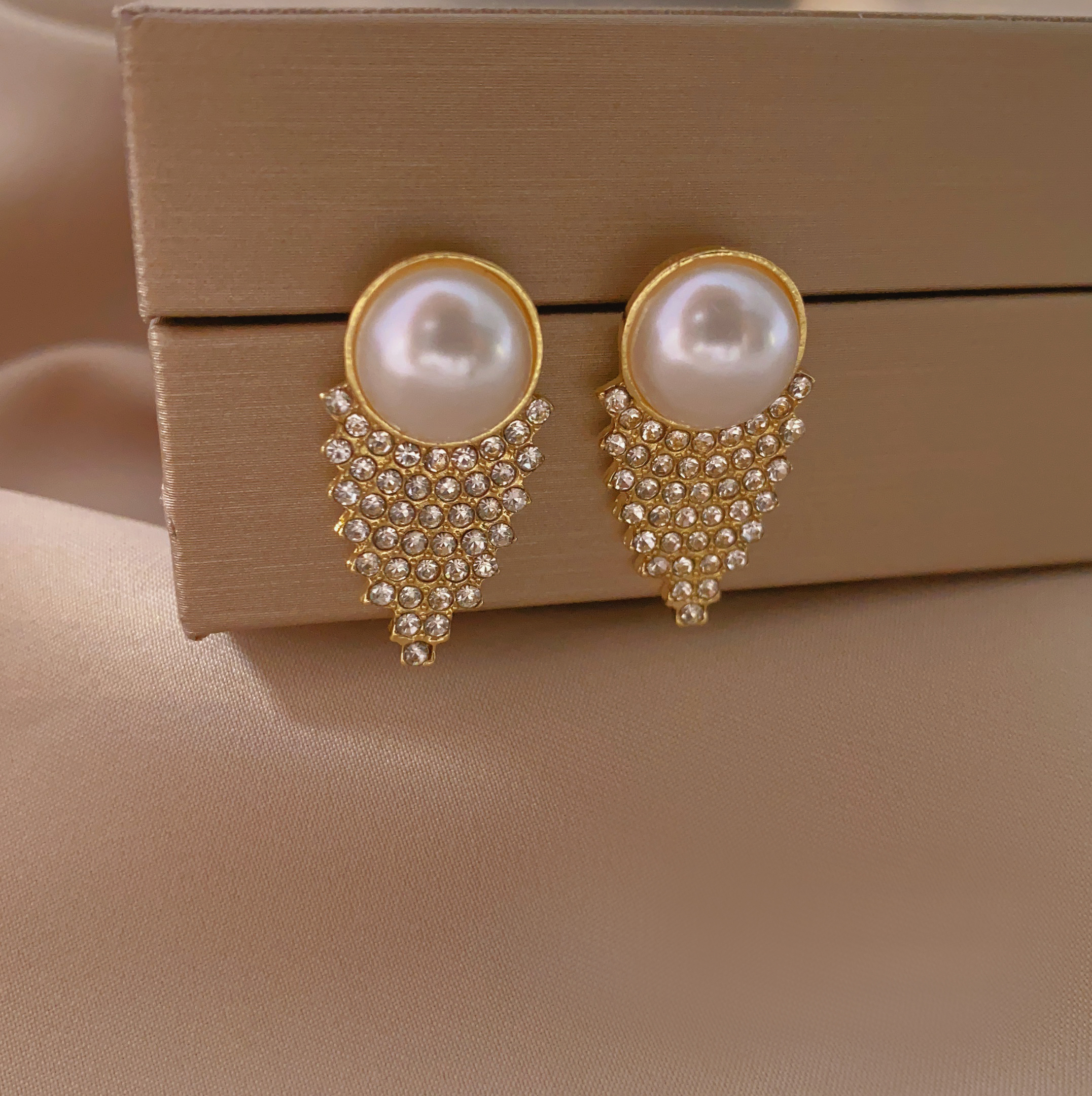 New fashionable and trendy earrings with a unique sense of high-end women, stud earrings, and light luxury earrings details Picture