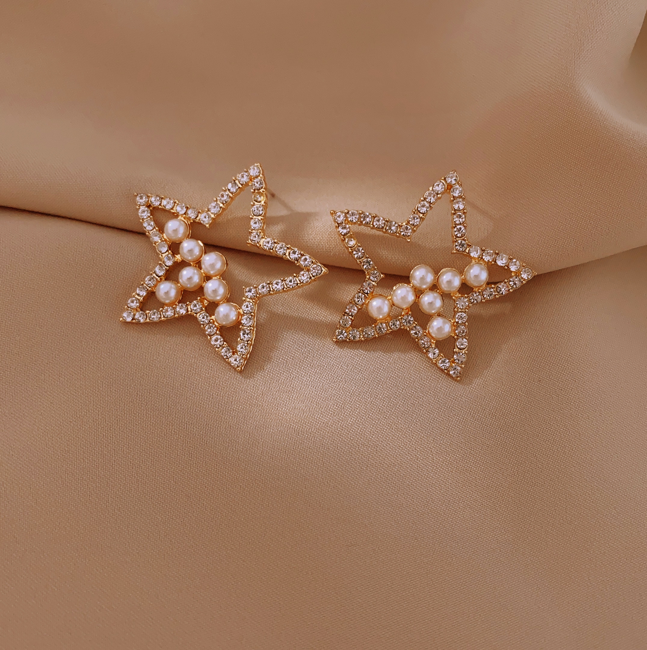 New fashionable and exquisite five-pointed star earrings, versatile for women's commutes, with hollowed-out star stud earrings Specification image