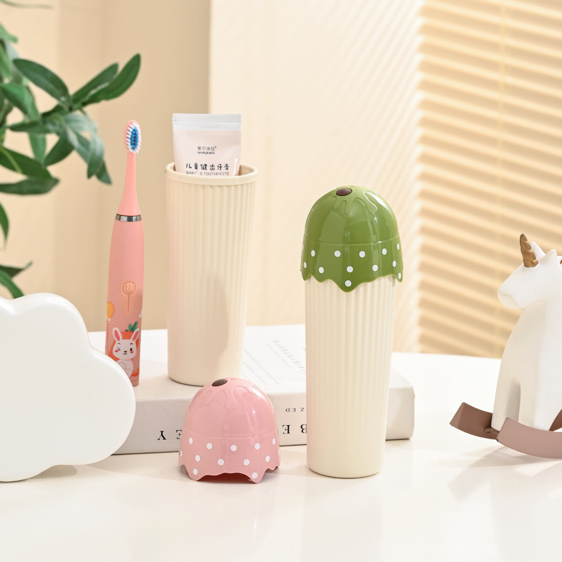 M73-6201 Simple Travel Portable Toothbrush Box, Cartoon ice cream, multi-functional Brushing Cup, Portable mouthwash cup Application Scenario