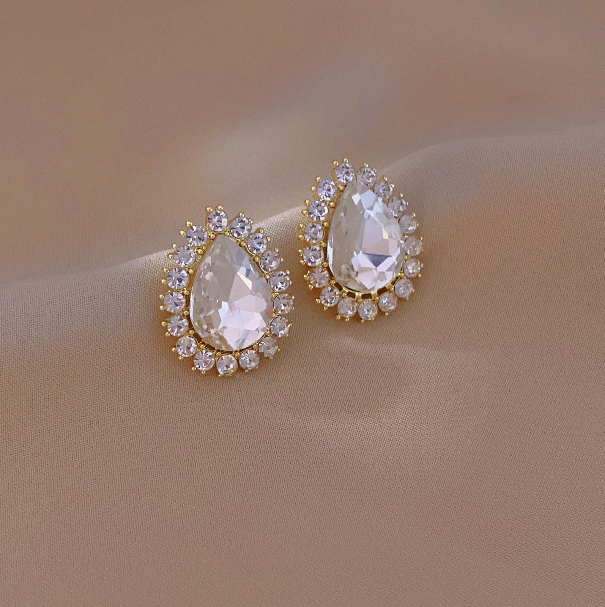 New fashionable French luxury teardrop-shaped stud earrings, new elegant and high-end earring accessories details Picture