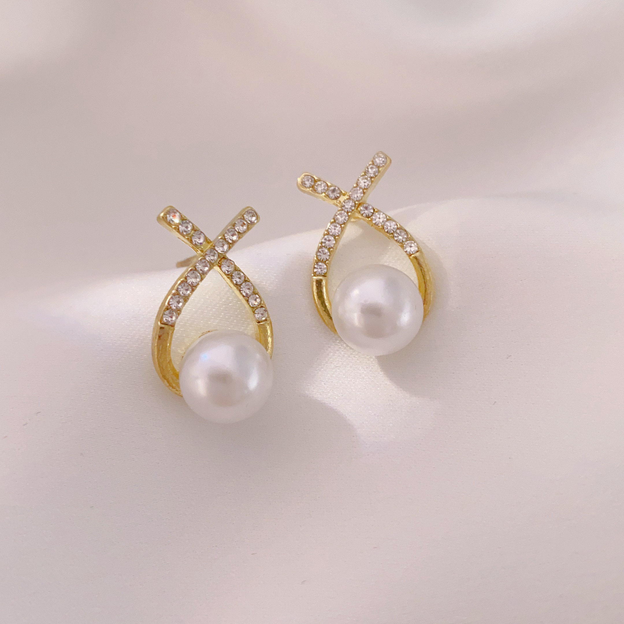 New trendy, light luxury, high-end and exquisite earrings, elegant cross-pearl earrings, versatile earrings