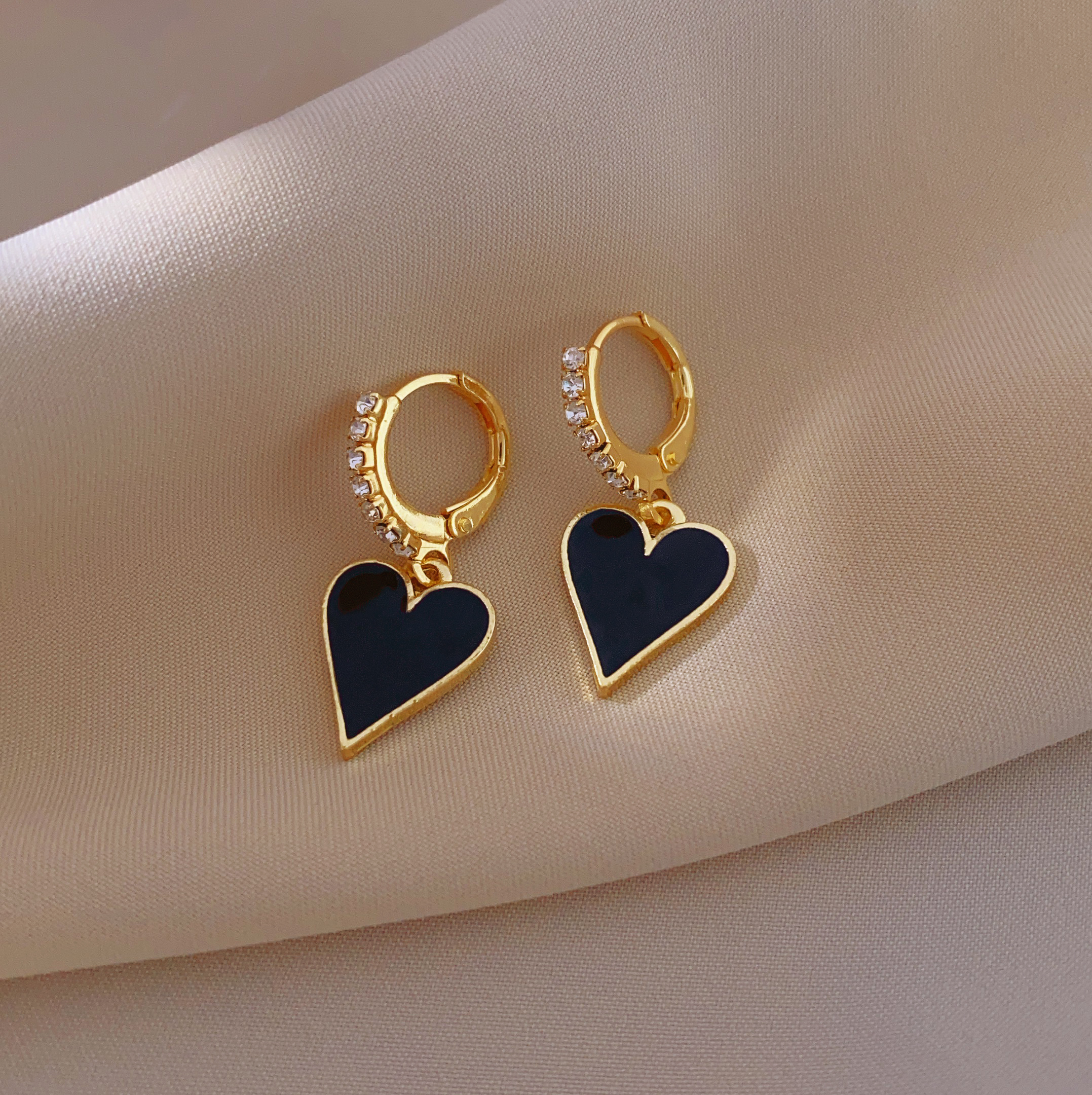 New stylish black heart ear buckles, light luxury and versatile black retro niche earrings Specification image