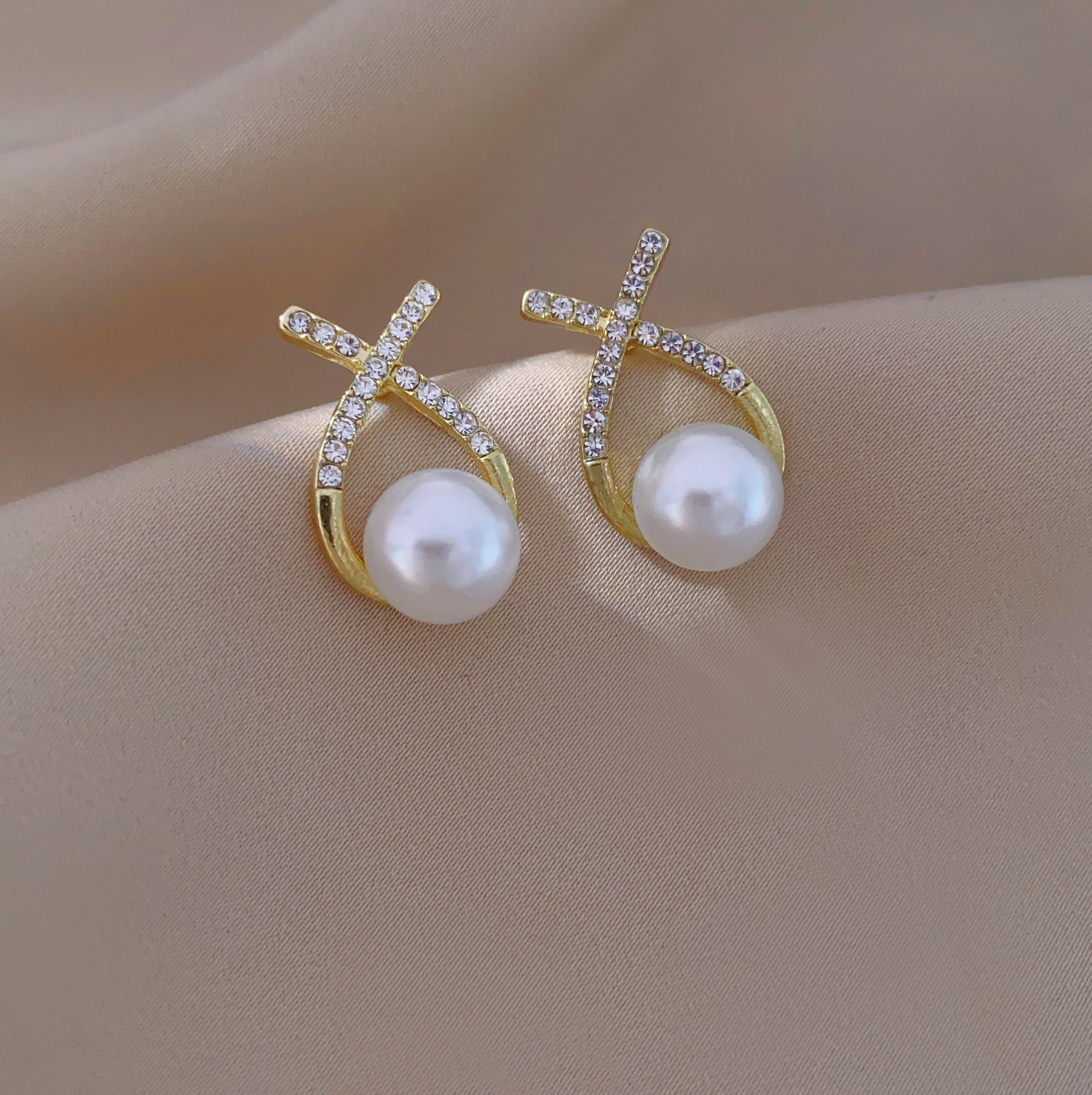 New trendy, light luxury, high-end and exquisite earrings, elegant cross-pearl earrings, versatile earrings Application Scenario