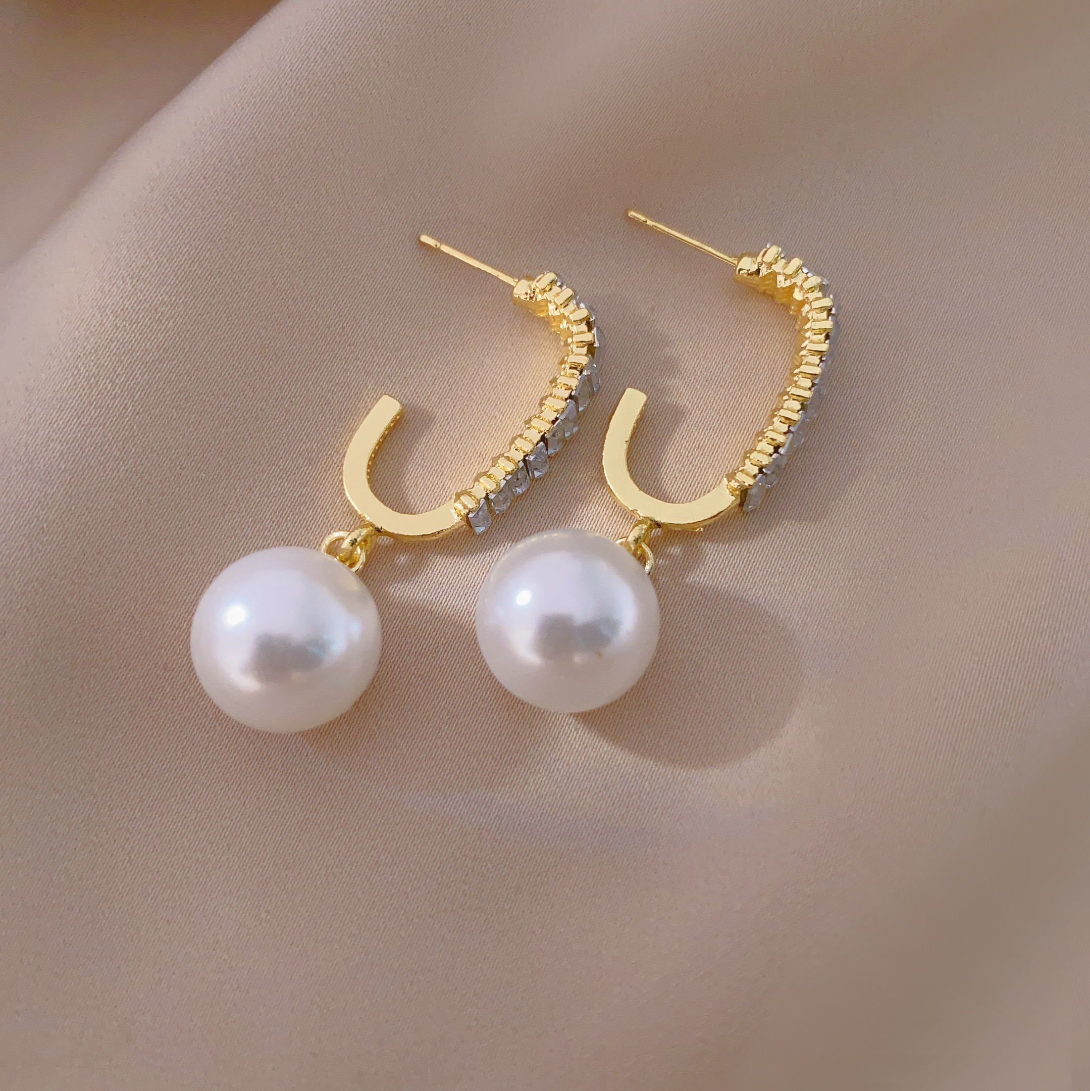 New fashionable and trendy earrings with a unique sense of sophistication for women, pearl light luxury earrings Specification image