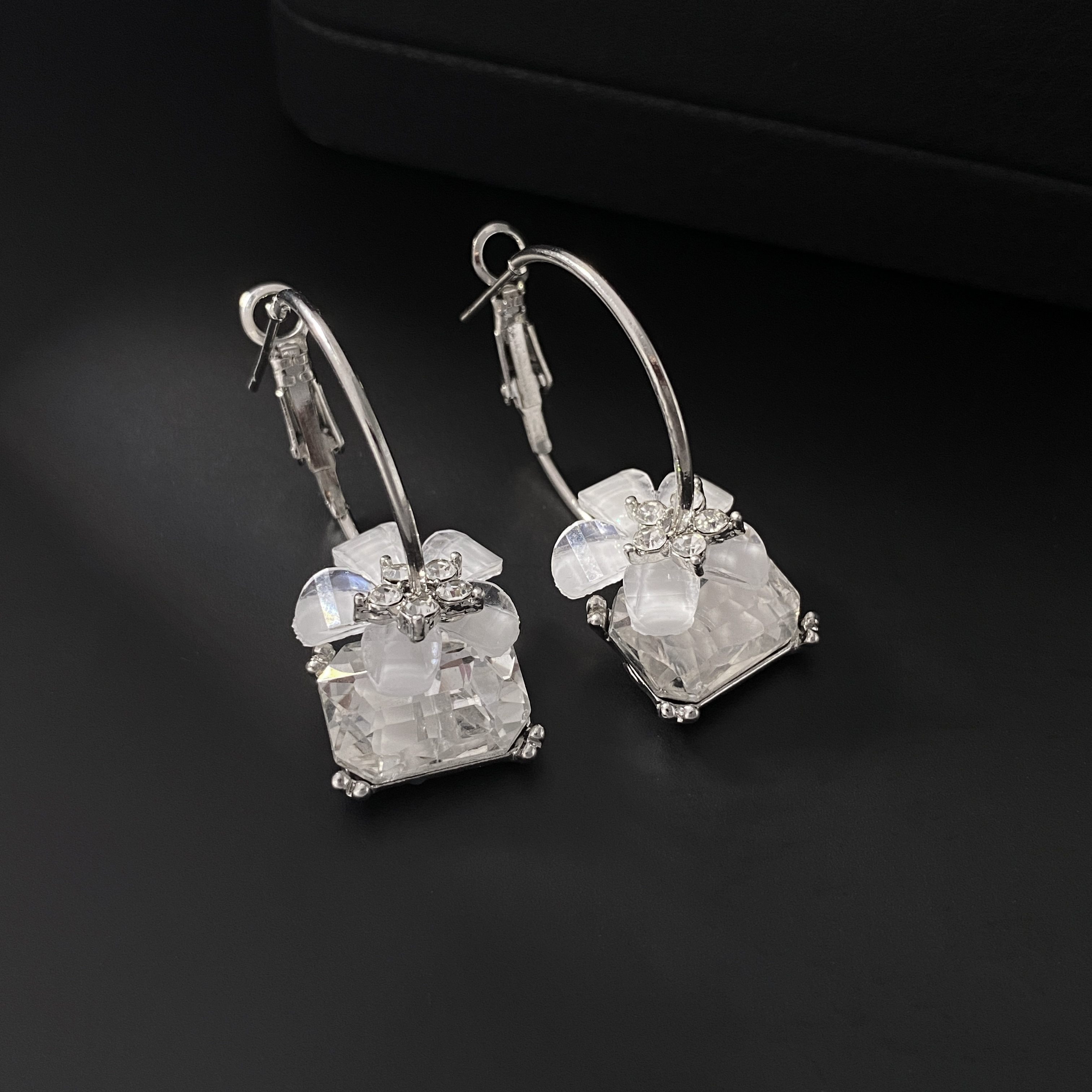 New fashionable and retro circle earrings for women, simple and fashionable flower ear loops, and personalized stud earrings details Picture