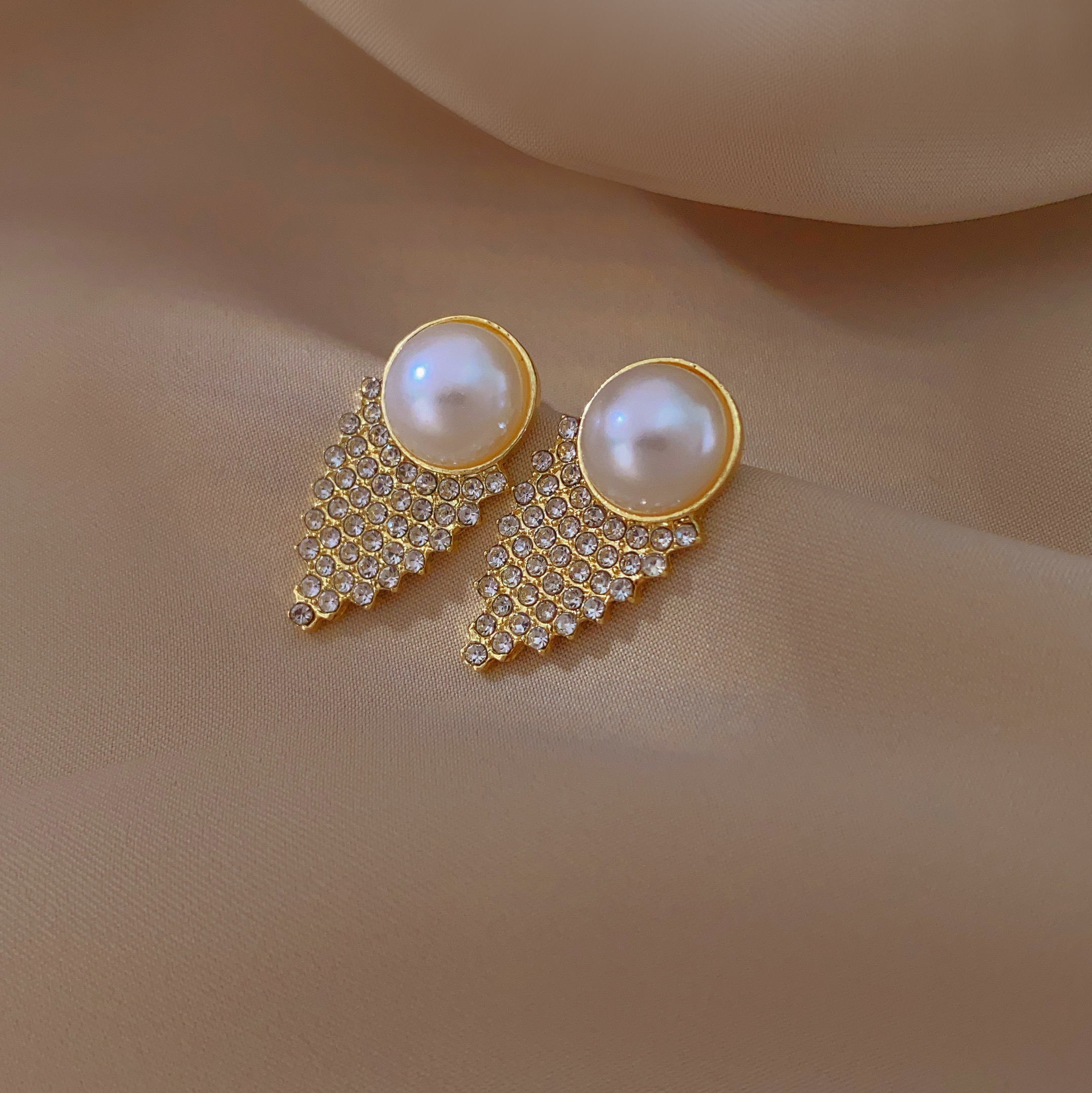 New fashionable and trendy earrings with a unique sense of high-end women, stud earrings, and light luxury earrings Application Scenario