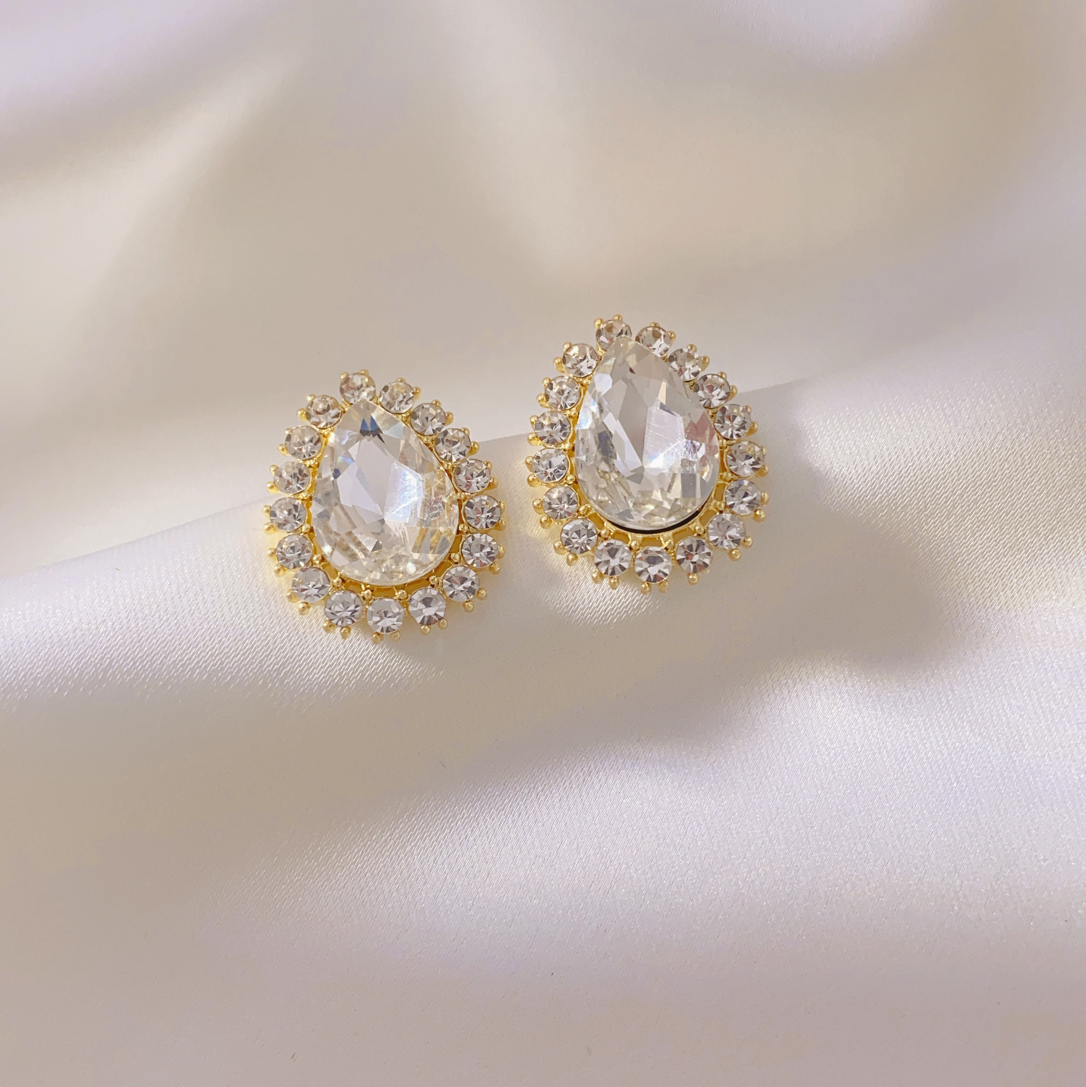 New fashionable French luxury teardrop-shaped stud earrings, new elegant and high-end earring accessories