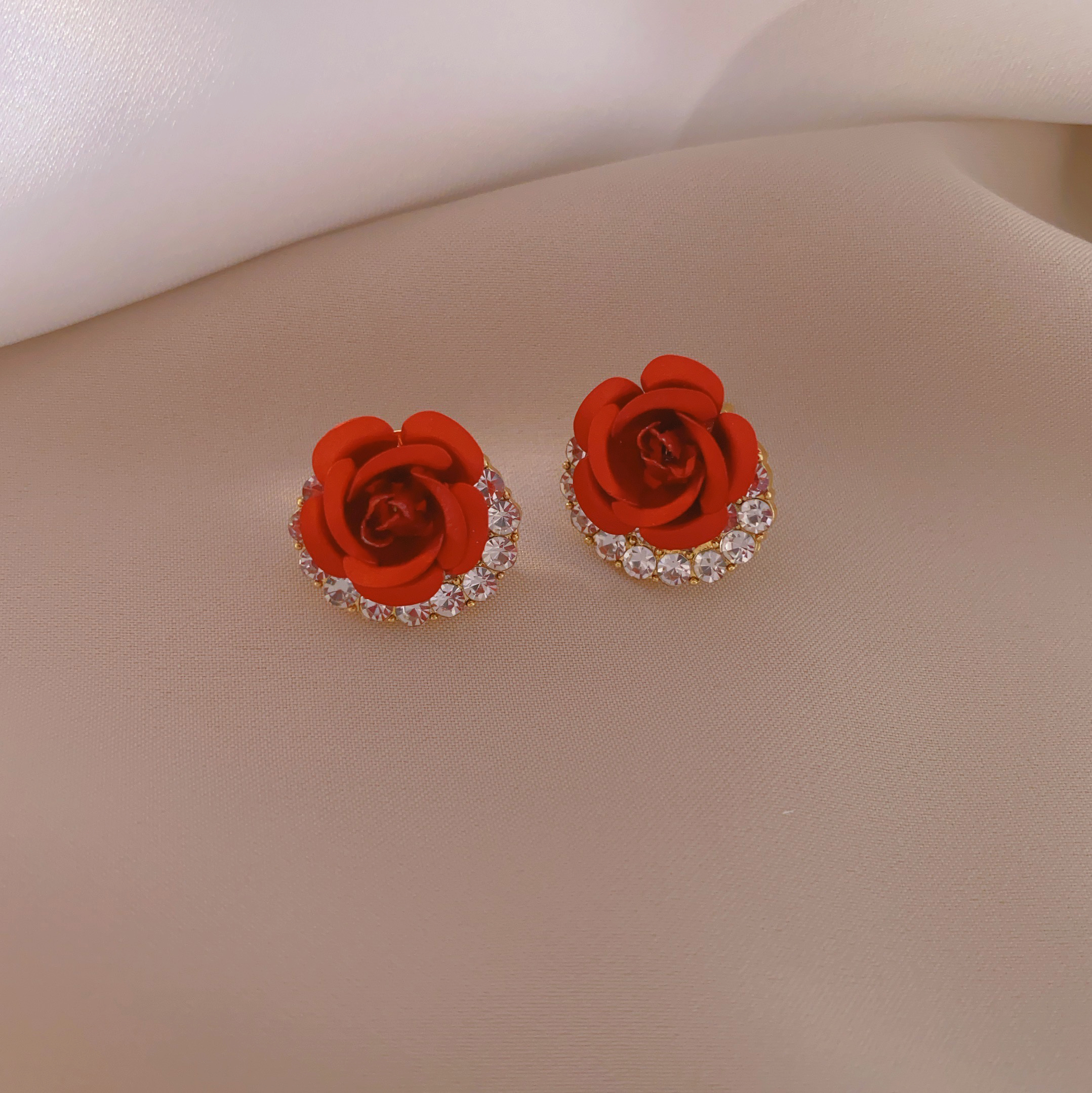 New fashionable red rose stud earrings, elegant and stylish, handcrafted earrings in red, simple and elegant Application Scenario